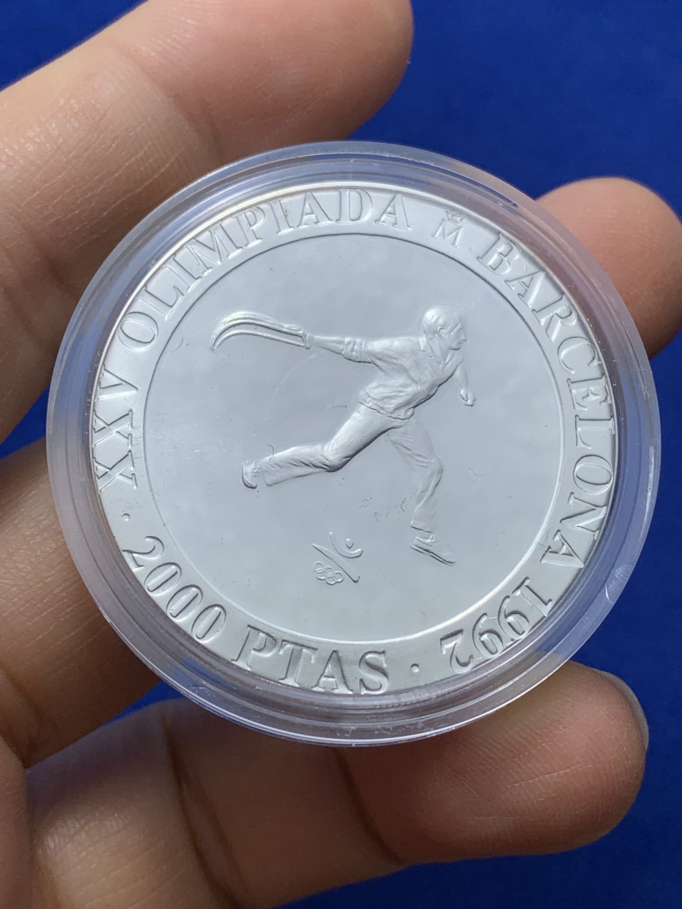 《竞宝斋》第224场-周日，周一，周二 3场 (全场包邮) 西班牙1992年 巴塞罗那奥运 2000比塞塔精制大银币 27克 925银 蓝盒