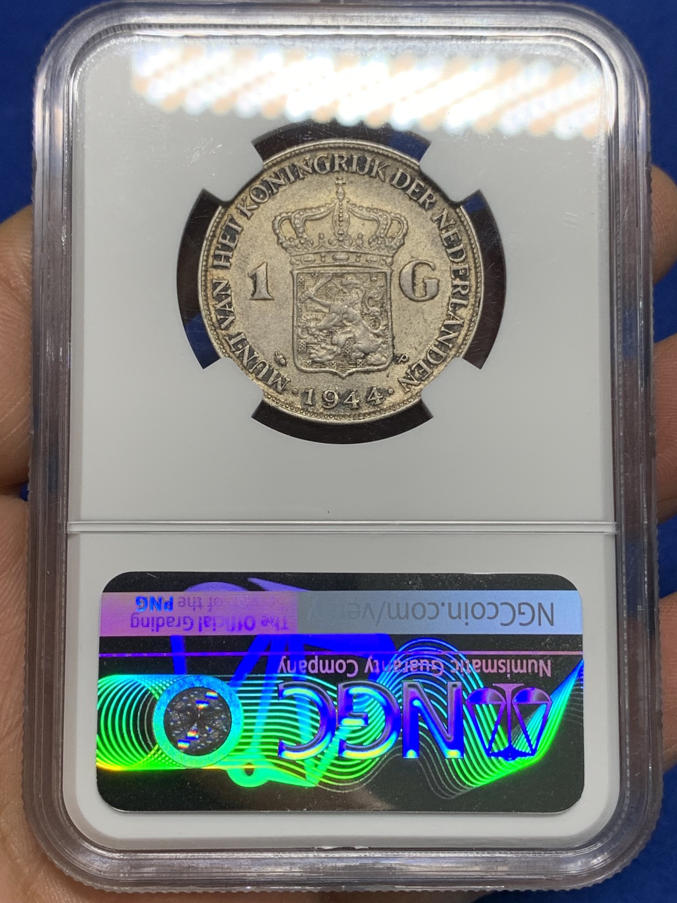 《竞宝斋》第224场-周日，周一，周二 3场 (全场包邮) NGC-AU58 荷兰流亡政府1944年威廉明娜女王1盾银币P版，不是普通的1盾。温润老包浆，58里的顶级状态