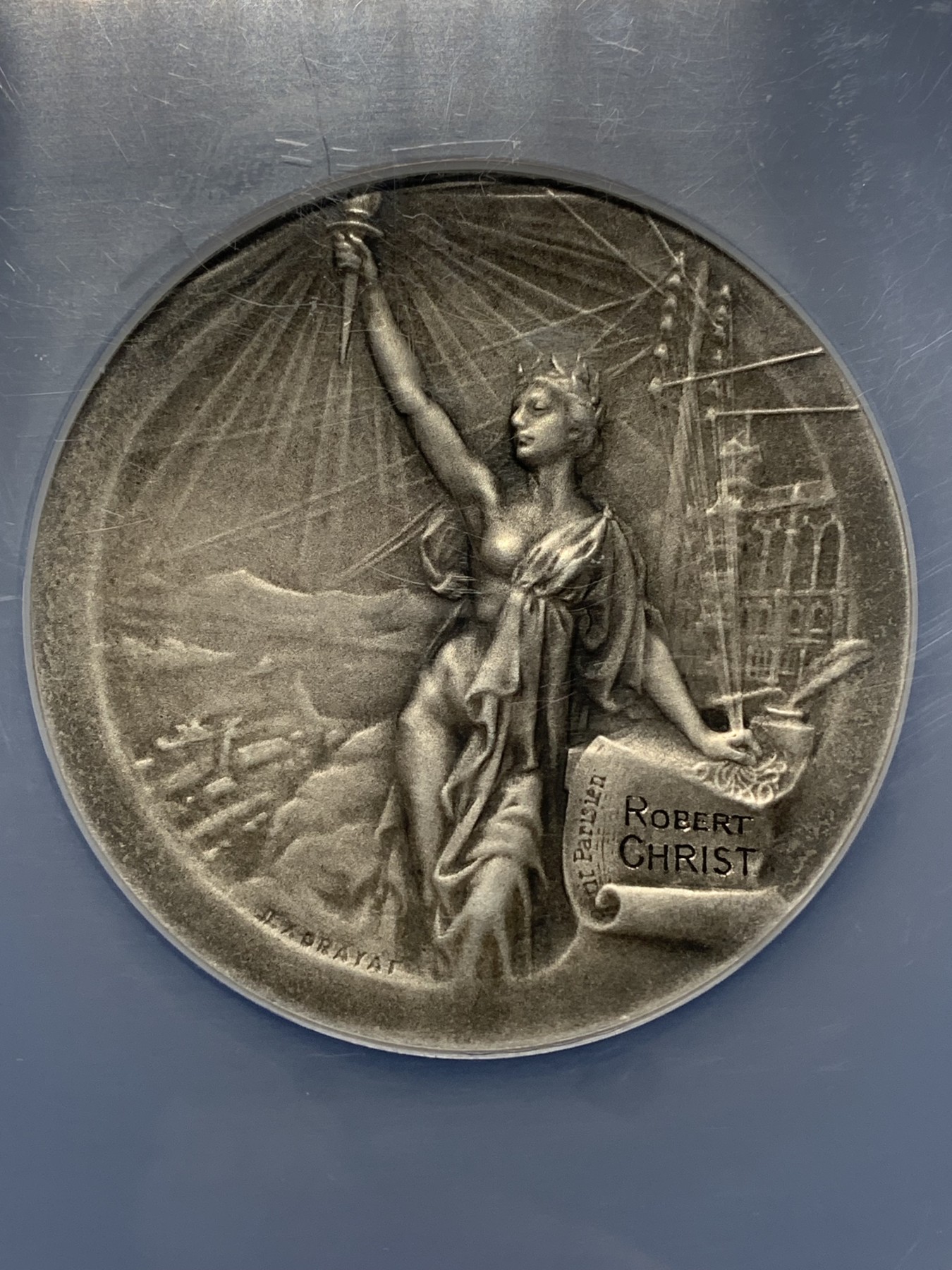 《竞宝斋》第224场-周日，周一，周二 3场 (全场包邮) NGC MS64 法国“小巴黎人”日报大银章，直径50mm，原味老包浆，把章的细节体现的淋漓尽致，前面女神举火炬；后面赫尔墨斯举火炬与女神前后呼应，肌肉线条有力，猪头银边铭，原版后刻字，1950年是后刻字！