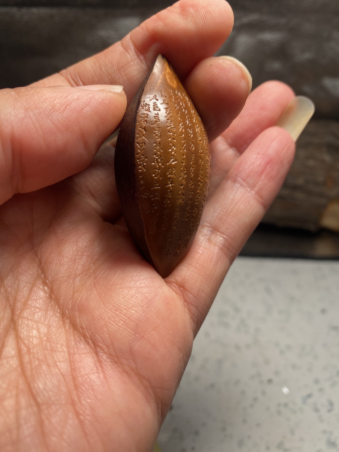 苏工核雕18年老工作室作品，诚信经营广交天下核友 福利苏工核雕纯手工巴西大核手作，般若，与众不同，非通货等待有缘人，尺寸2。7喜欢的来