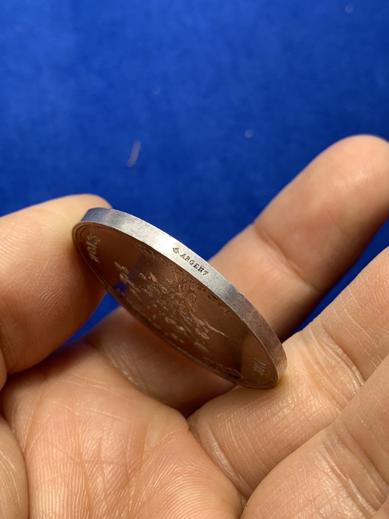 《竞宝斋》第224场-周日，周一，周二 3场 (全场包邮) 法国图卢兹花卉银质jeton，女诗人克莱门·伊索尔，17.9g，35.7mm，蜜蜂边铭银标（1860-1879）