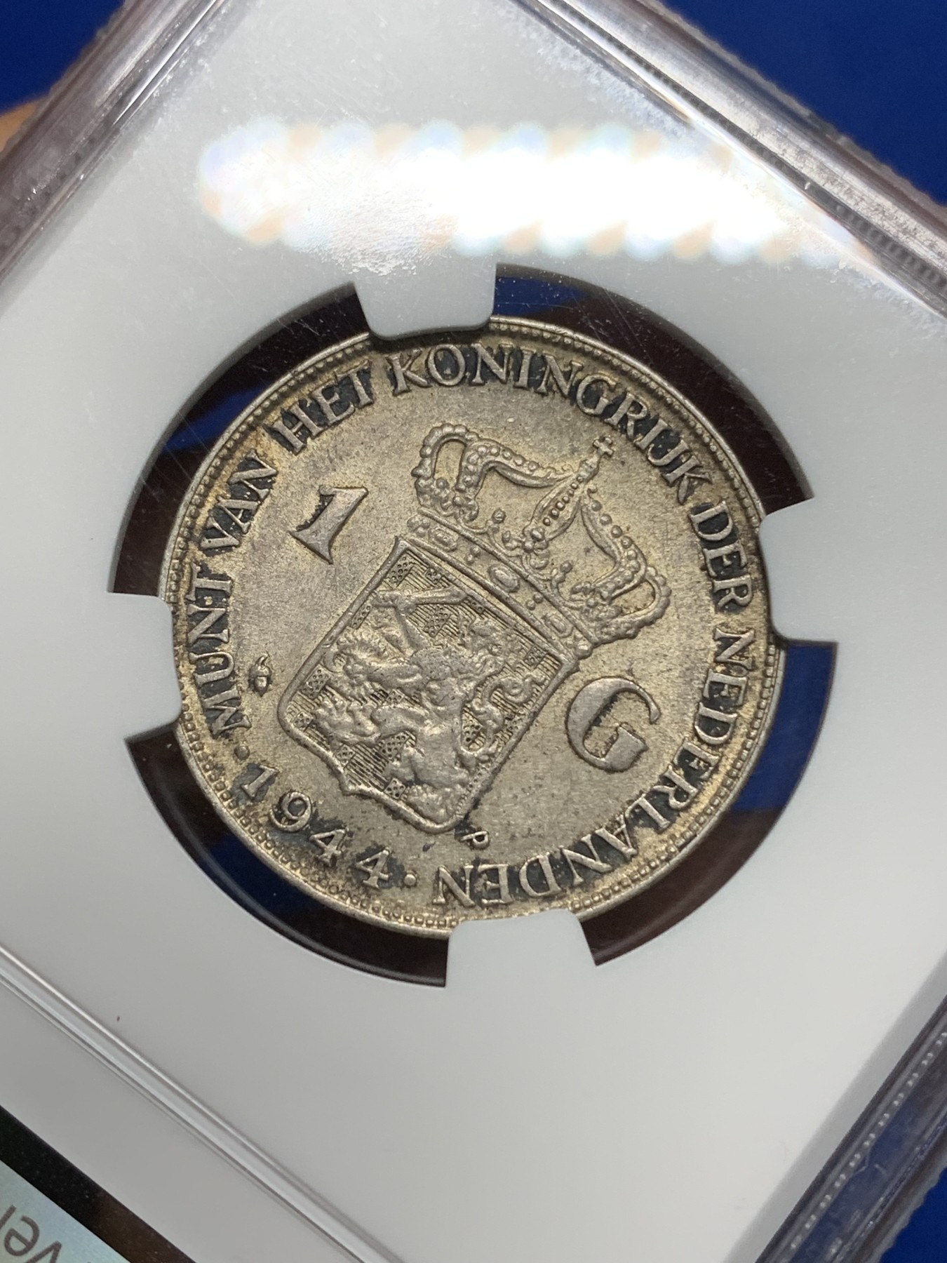 《竞宝斋》第224场-周日，周一，周二 3场 (全场包邮) NGC-AU58 荷兰流亡政府1944年威廉明娜女王1盾银币P版，不是普通的1盾。温润老包浆，58里的顶级状态