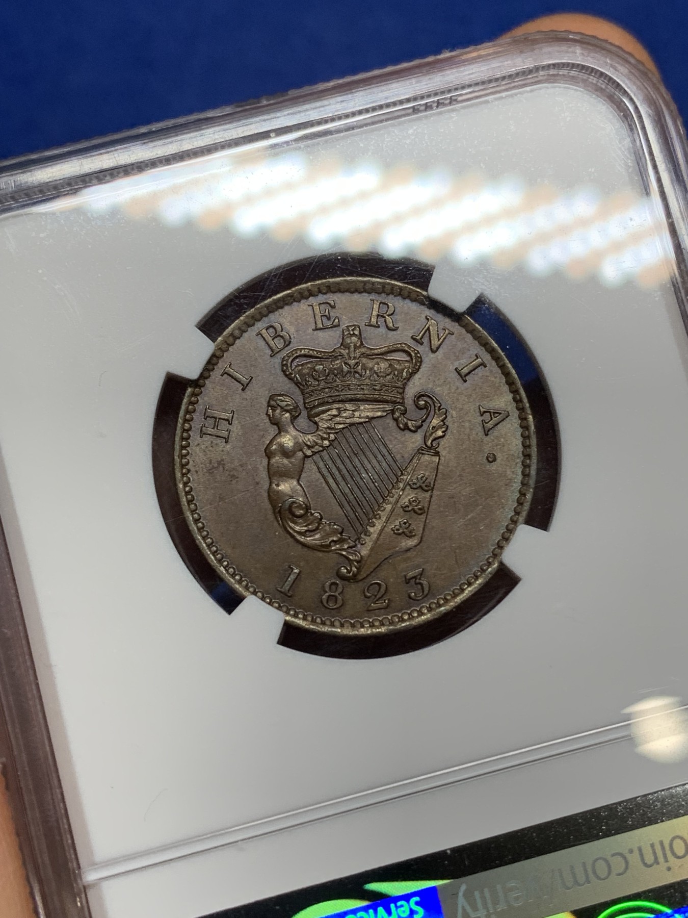 《竞宝斋》第224场-周日，周一，周二 3场 (全场包邮) NGC MS64 BN 爱尔兰 1823 乔四 半便士铜币 巧克力包浆 细节近乎完美 难得状态 通常能见到都是VF级的状态 这枚不可错过