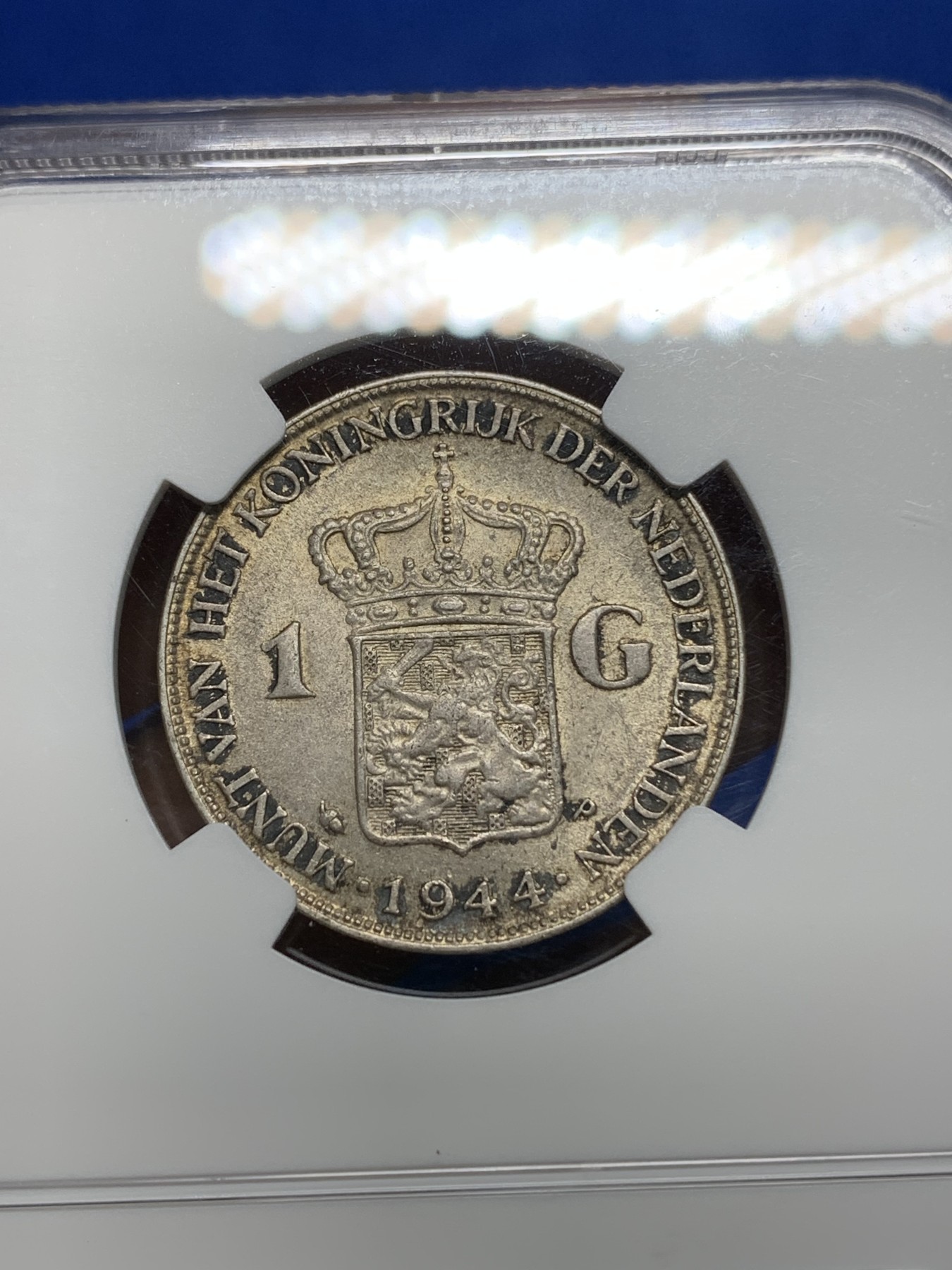 《竞宝斋》第224场-周日，周一，周二 3场 (全场包邮) NGC-AU58 荷兰流亡政府1944年威廉明娜女王1盾银币P版，不是普通的1盾。温润老包浆，58里的顶级状态