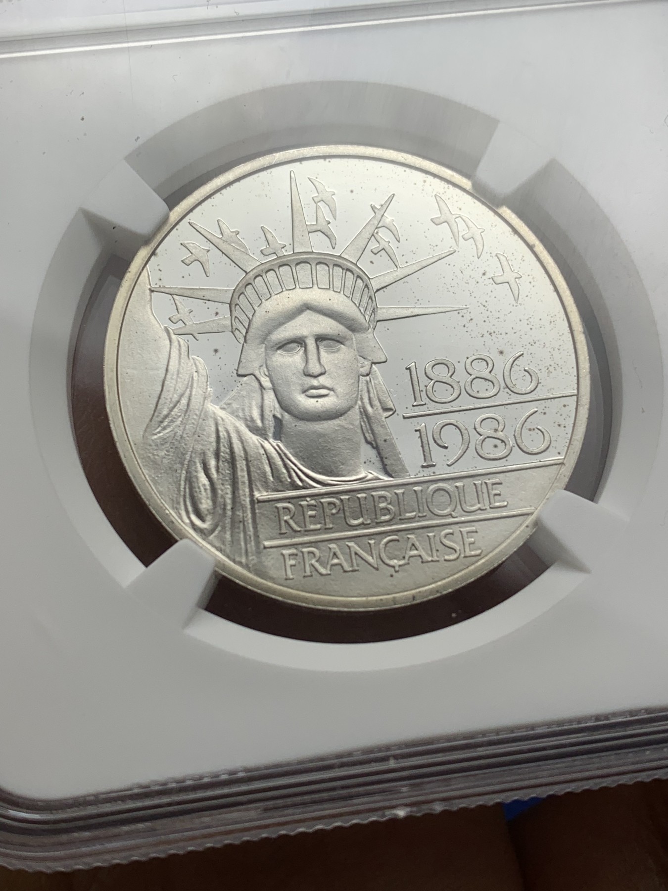 《竞宝斋》第224场-周日，周一，周二 3场 (全场包邮) NGC PF69UC 法国1986年自由女神像100法郎银币 精制版不多见