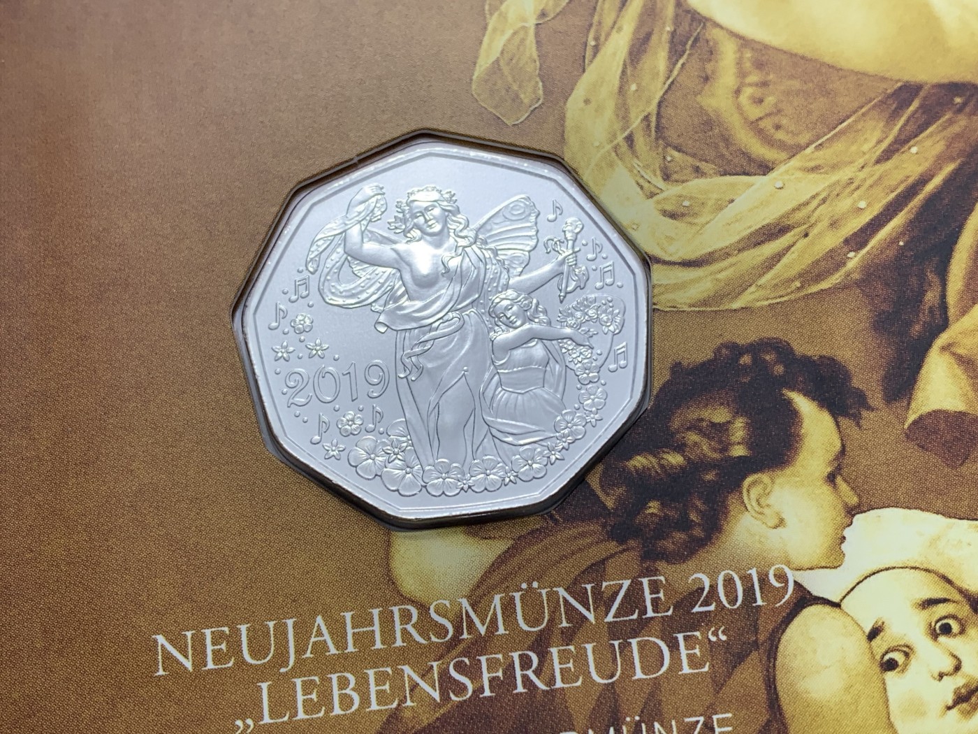 《竞宝斋》第224场-周日，周一，周二 3场 (全场包邮) 卡册 奥地利2019生活的乐趣5欧银币（原价200元） 重8.41g 925银 28.5mm 发行量50000枚