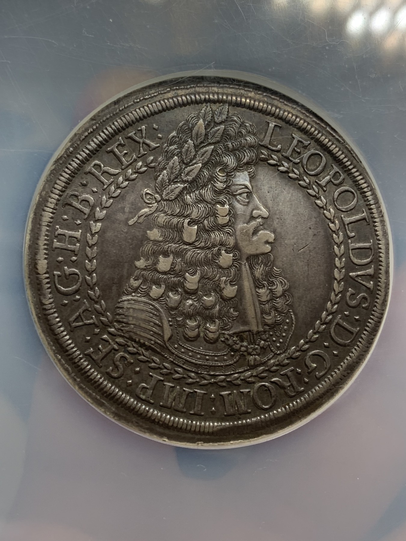 《竞宝斋》第224场-周日，周一，周二 3场 (全场包邮) NGC AU53 神圣罗马帝国 1686-96年 利奥波德一世 大波浪 2泰勒 57克的超大银币  原味好细节