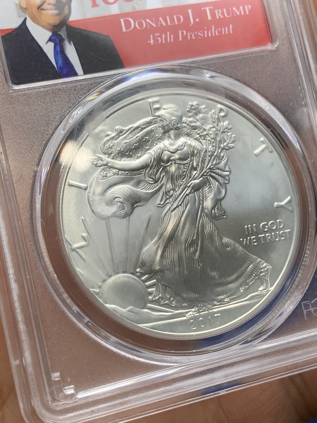 《竞宝斋》第224场-周日，周一，周二 3场 (全场包邮) PCGS MS69 美国2017年行走女神1美元银币 1盎司 31.1克 999银 特朗普头像 倒标签比较少见