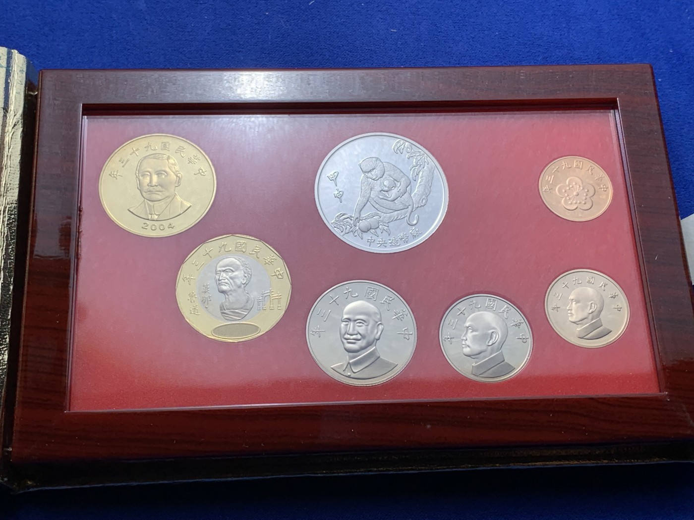 《竞宝斋》第224场-周日，周一，周二 3场 (全场包邮) 台湾省民国九十三年第一轮猴年精致套币 含二分之一盎司大银章 少见生肖 现在很难再运进来 市场价四百左右