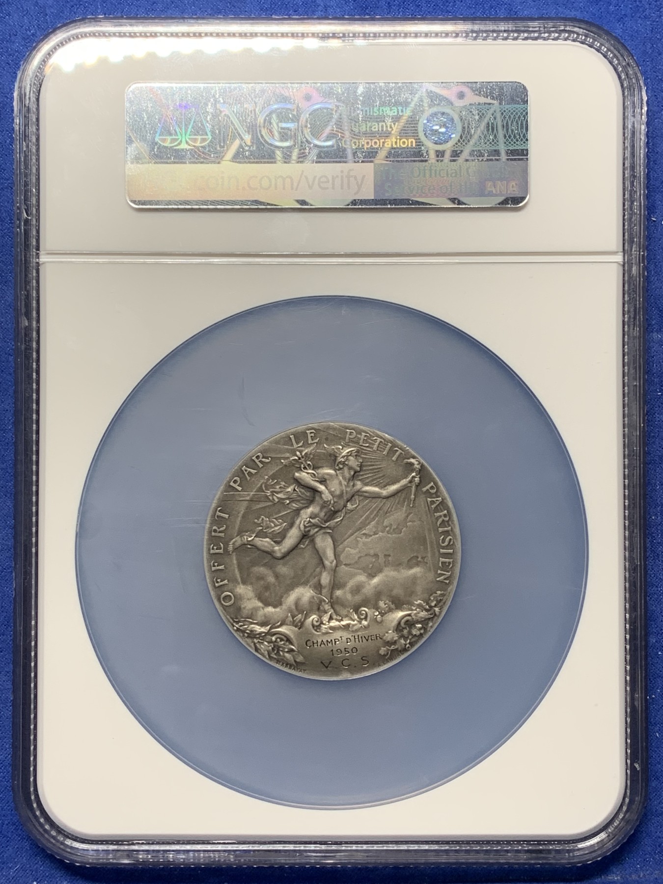 《竞宝斋》第224场-周日，周一，周二 3场 (全场包邮) NGC MS64 法国“小巴黎人”日报大银章，直径50mm，原味老包浆，把章的细节体现的淋漓尽致，前面女神举火炬；后面赫尔墨斯举火炬与女神前后呼应，肌肉线条有力，猪头银边铭，原版后刻字，1950年是后刻字！