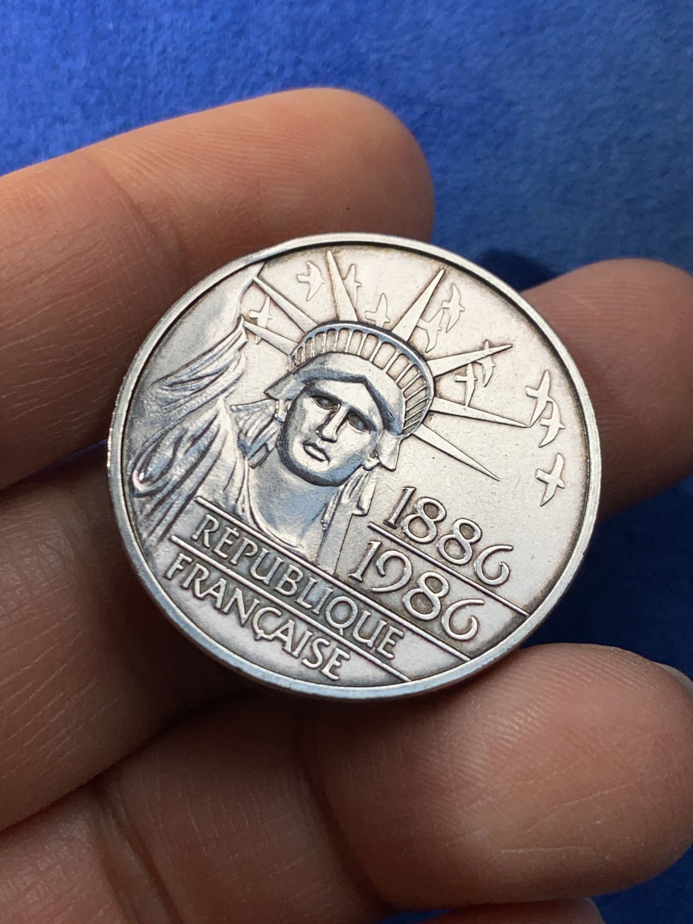 《竞宝斋》第225场-周日，周一，周二 3场 (全场包邮) 1986年自由女神100法郎银币 30克加重版