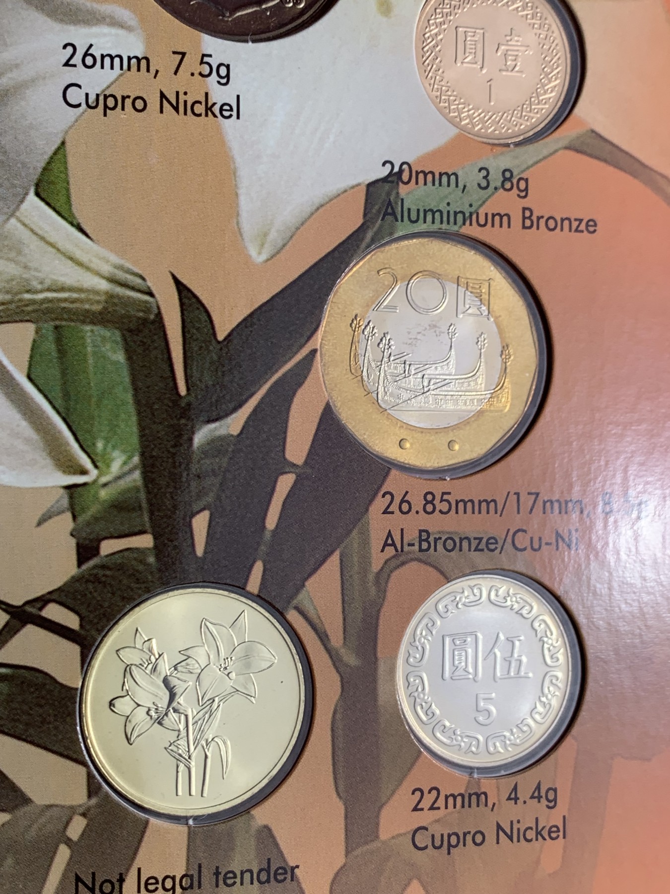 《竞宝斋》第225场-周日，周一，周二 3场 (全场包邮) 台湾省原住民套币 鲁凯族 伍角 伍元 为未流通年份 含鲁凯文化主题章牌