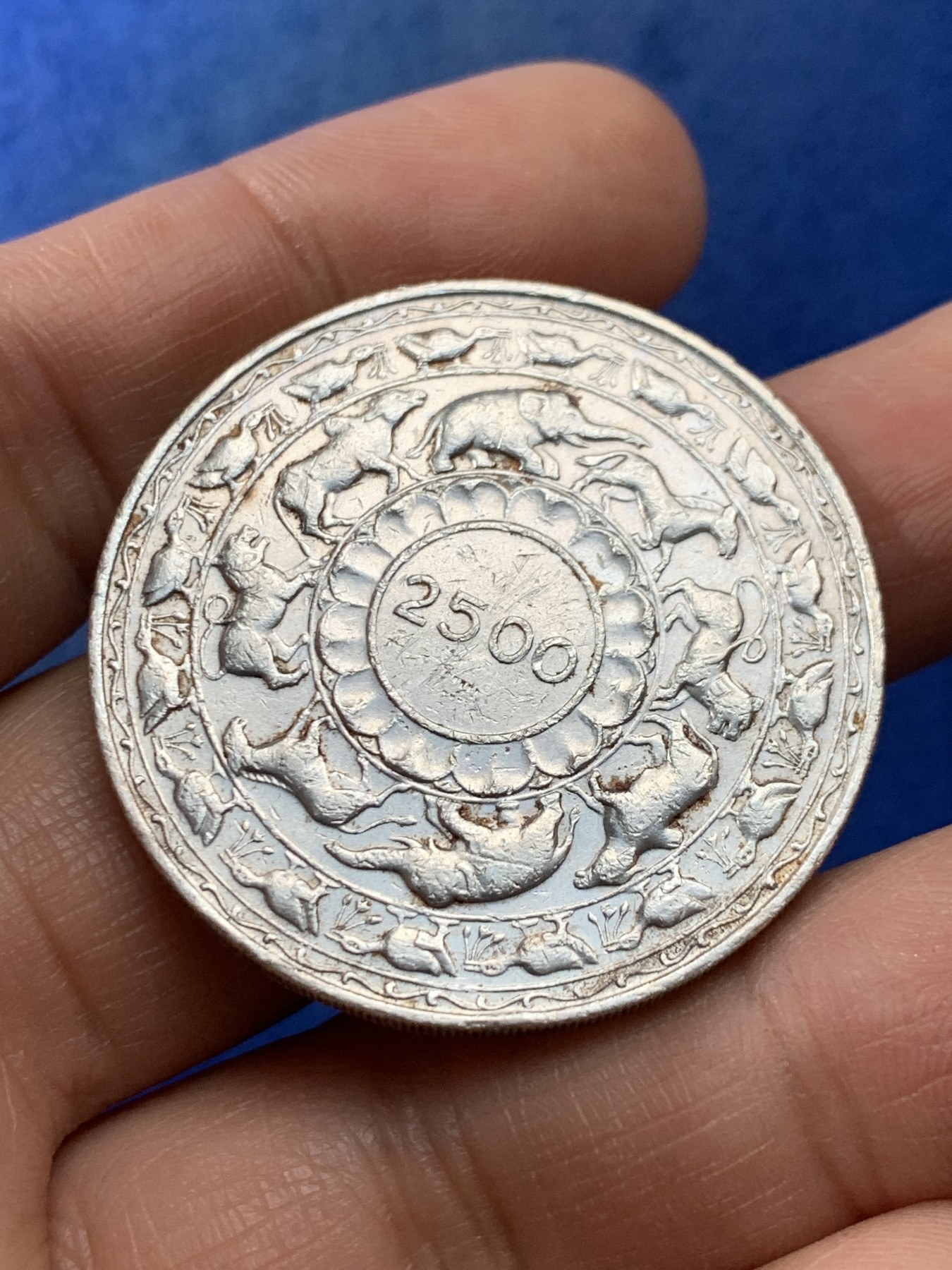 《竞宝斋》第225场-周日，周一，周二 3场 (全场包邮) 1957年英属锡兰佛教千年纪念大银币，28.27克，含银量0.925，细节见图