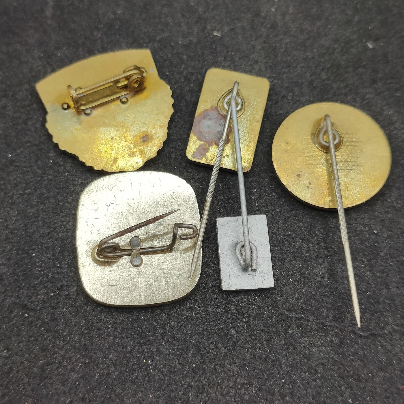 全场0元起拍 第118期 咸鱼国勋章拍卖专场 12月20日（周三）下午6：00开始 东德徽章一组