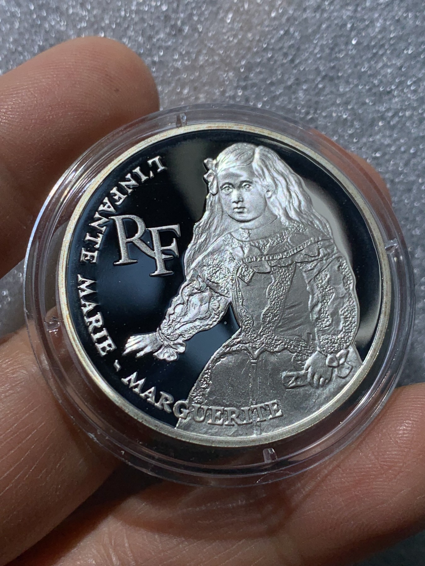 《竞宝斋》第225场-周日，周一，周二 3场 (全场包邮) 法国1993年卢浮宫珍藏系列-玛格丽特公主100法郎精制银币（盒证齐全） 重22.2g 900银 37mm 发行20000