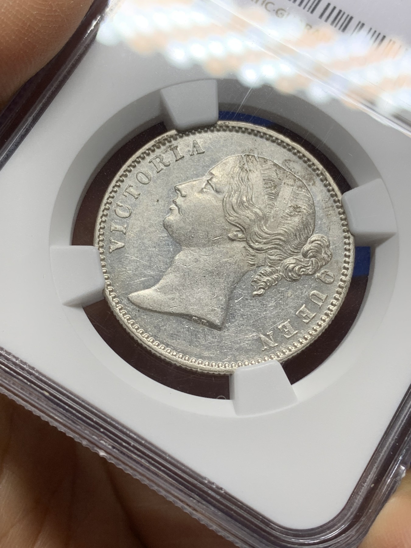 《竞宝斋》第225场-周日，周一，周二 3场 (全场包邮) NGC MS61 英属印度维多利亚1840年双辫版1卢比银币