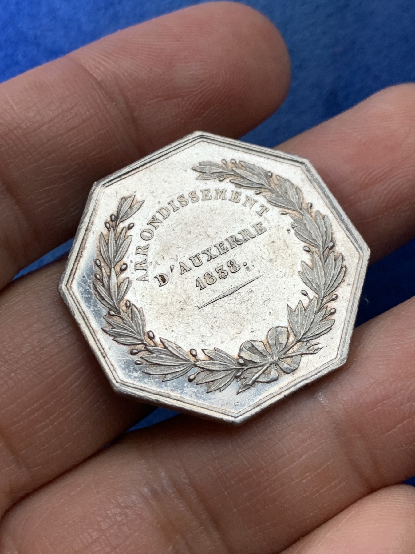 《竞宝斋》第225场-周日，周一，周二 3场 (全场包邮) 法国欧赛尔公证处八角银质代币，全能之眼，12.96g，30.8mm，1845-1860年手指边铭