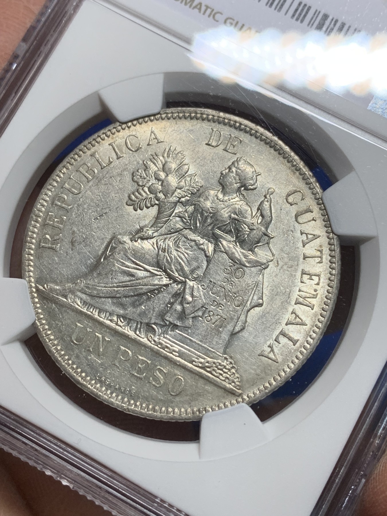 《竞宝斋》第225场-周日，周一，周二 3场 (全场包邮) NGC-AU58 危地马拉1897年1比索大银币 少见年份