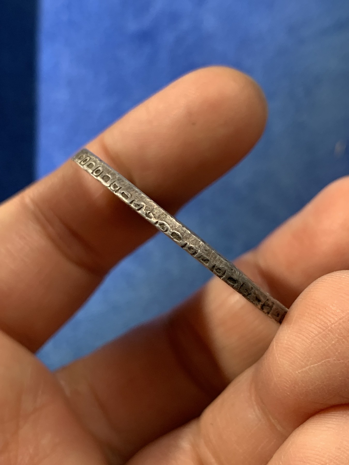 《竞宝斋》第225场-周日，周一，周二 3场 (全场包邮) 西属秘鲁1819年费七双柱大银币 原味深彩包浆 有一节边铭缺打