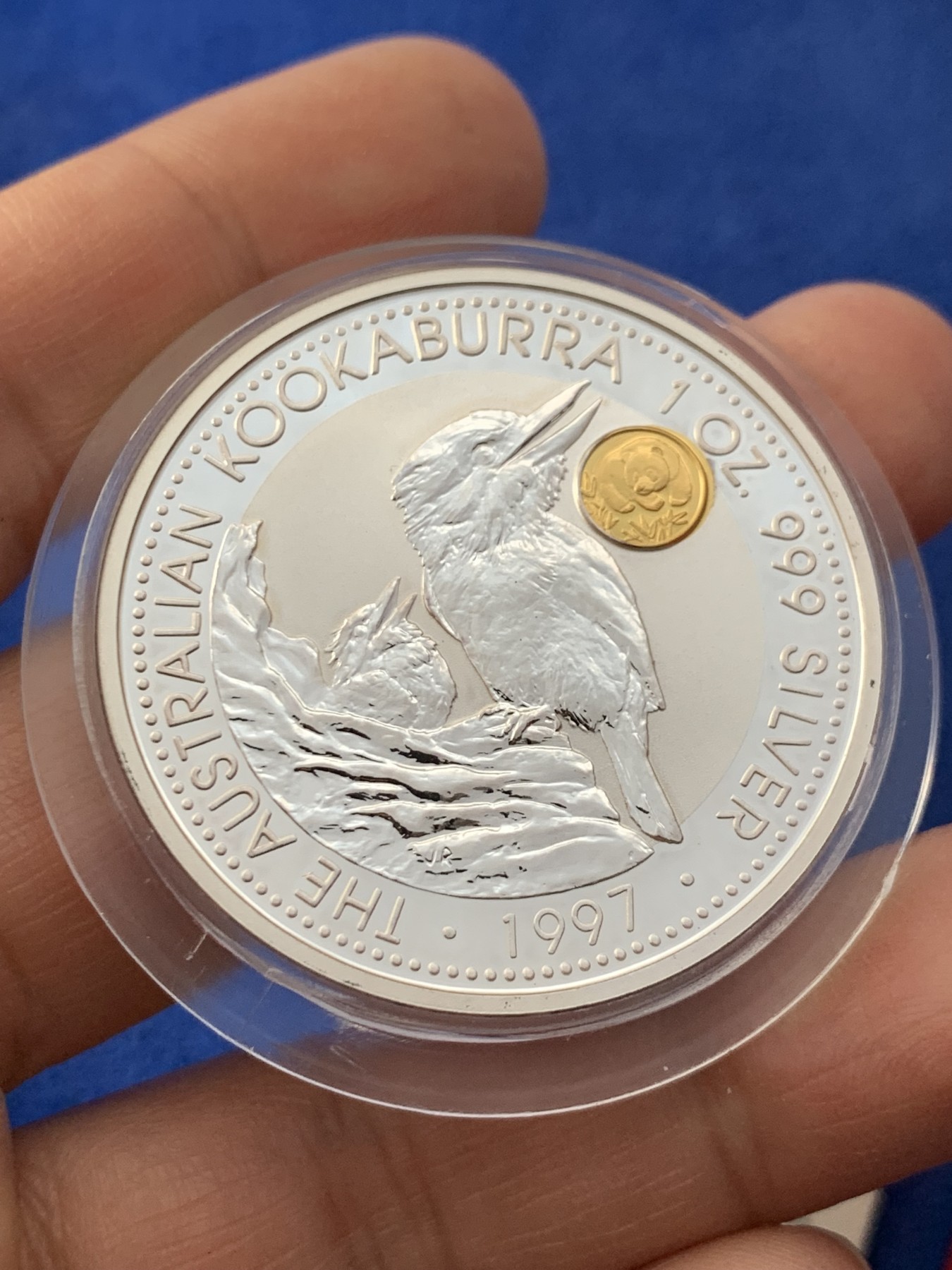 《竞宝斋》第225场-周日，周一，周二 3场 (全场包邮) 澳大利亚 1997年 笑翠鸟 熊猫镶嵌银币 含纯银1盎司999银，金猫重0.5克黄金，发行1.5万枚，为上海国际钱币展而发行 原盒带证书