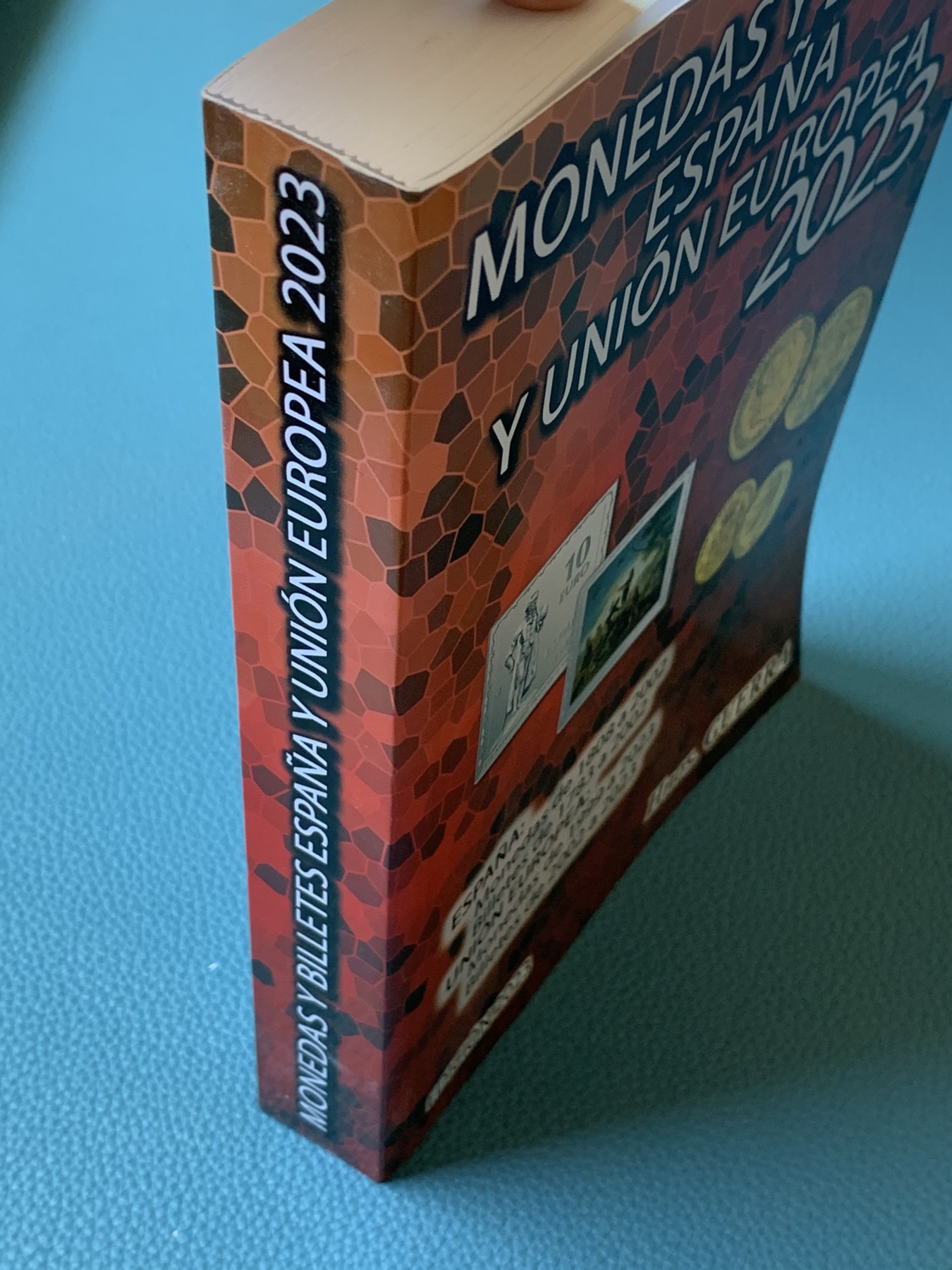 《竞宝斋》第225场-周日，周一，周二 3场 (全场包邮) 西班牙 2023年 钱币目录 包含属地，本土，现代币，纸币。527页的厚度。值得拥有