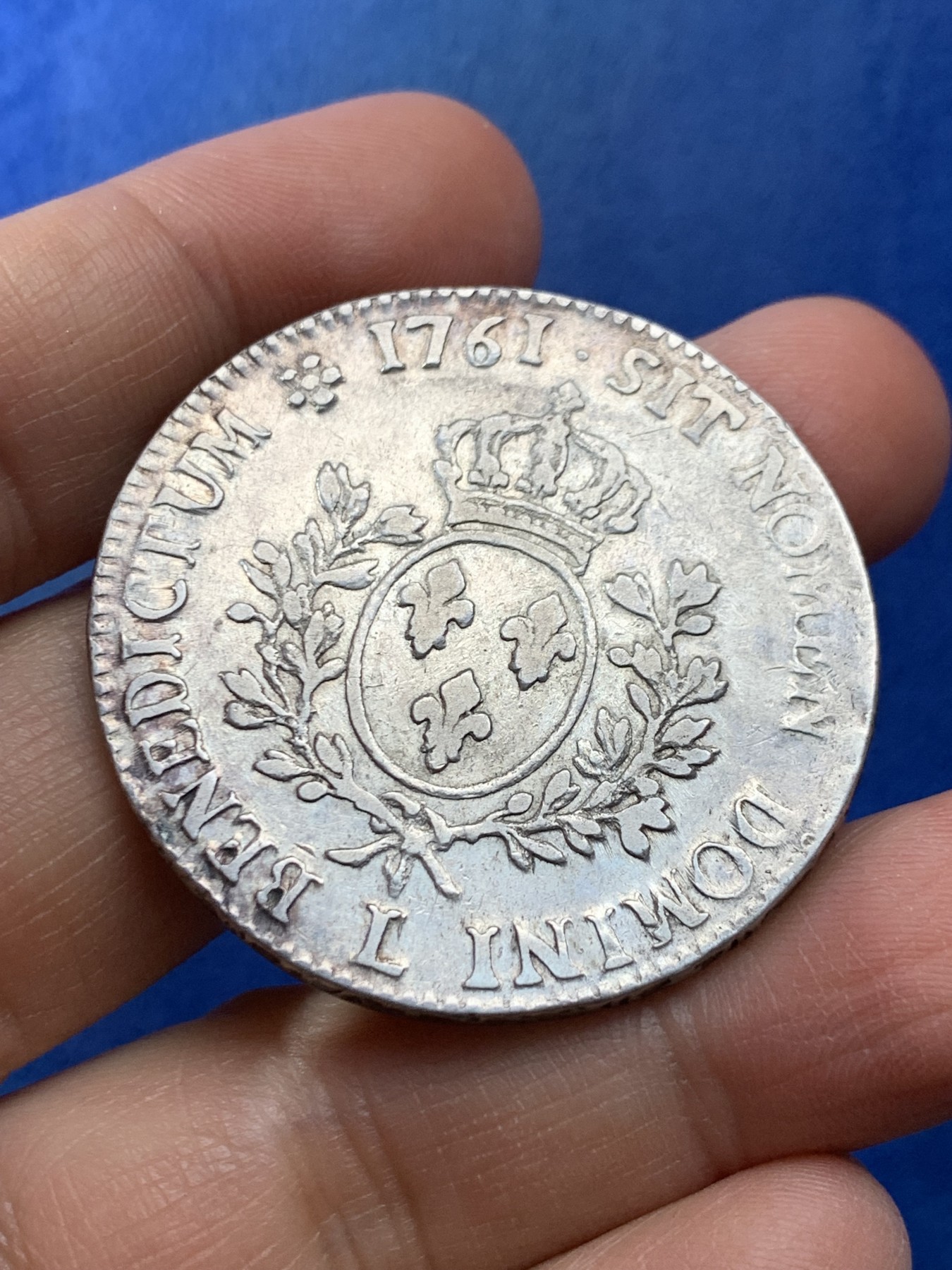 《竞宝斋》第225场-周日，周一，周二 3场 (全场包邮) 1761年法国路易十五埃居 中年头像，深打，仅人像面边缘有轻微减重痕，同版多是弱打+减重痕，此币状态难得