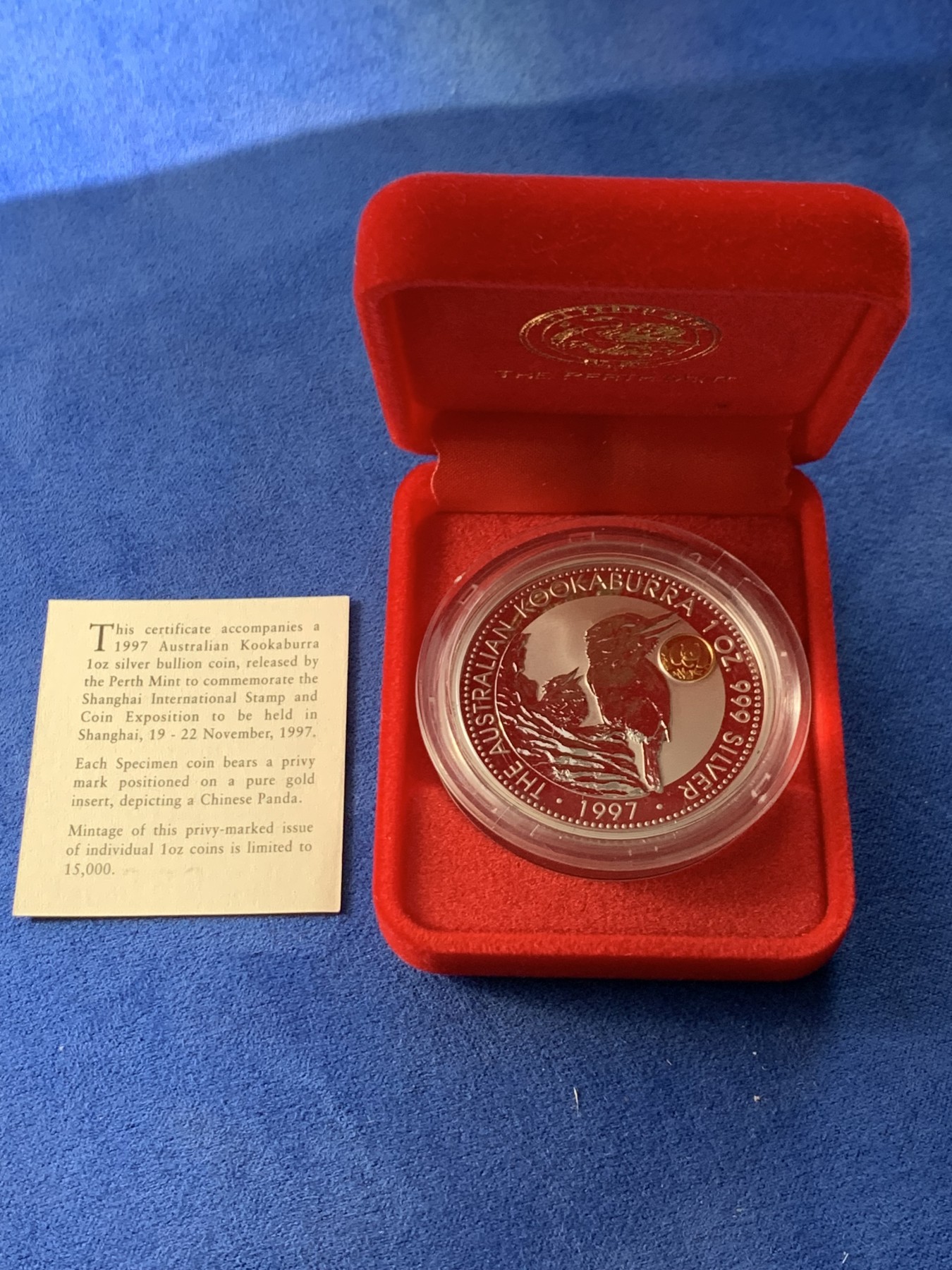 《竞宝斋》第225场-周日，周一，周二 3场 (全场包邮) 澳大利亚 1997年 笑翠鸟 熊猫镶嵌银币 含纯银1盎司999银，金猫重0.5克黄金，发行1.5万枚，为上海国际钱币展而发行 原盒带证书