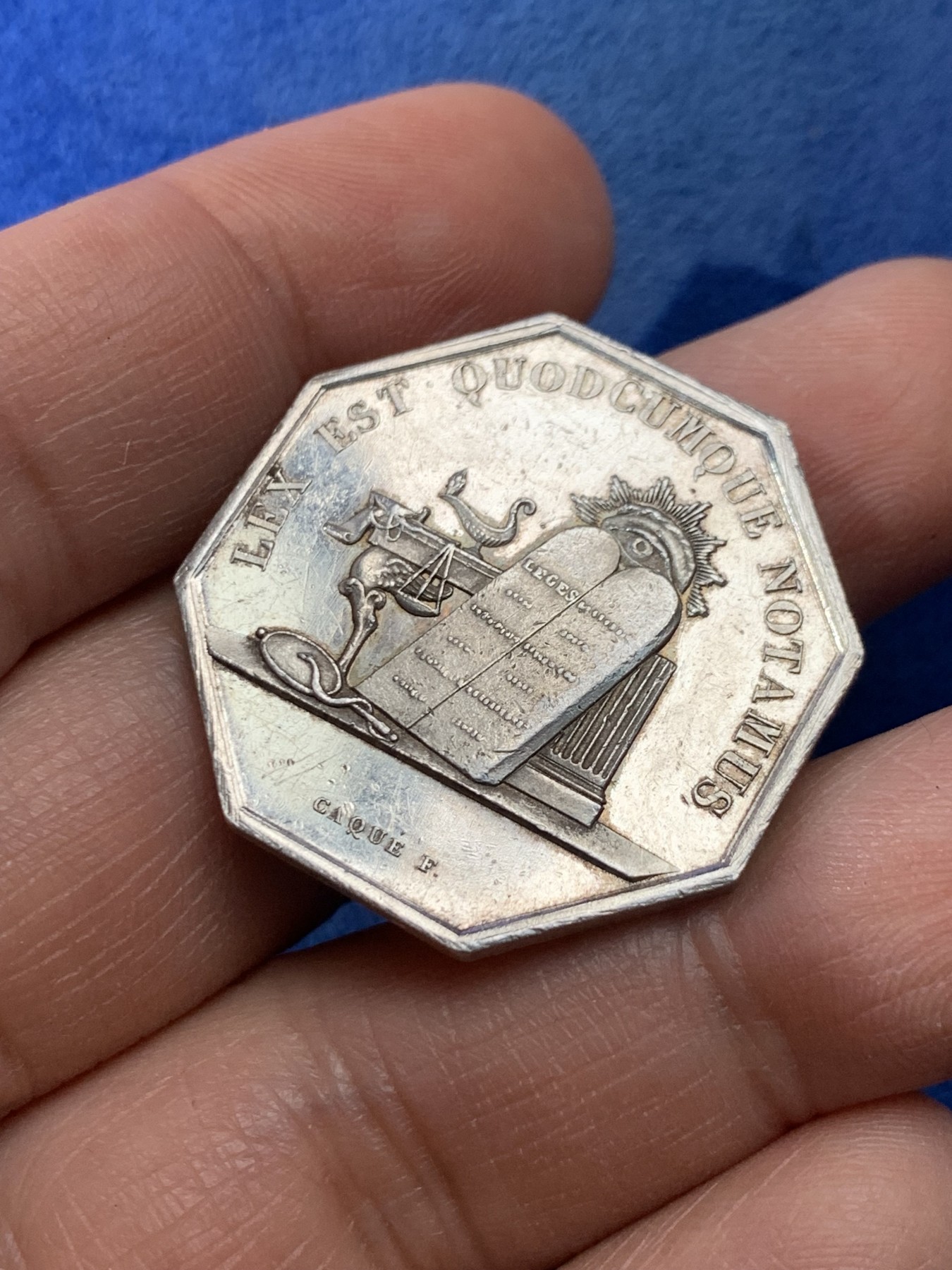 《竞宝斋》第225场-周日，周一，周二 3场 (全场包邮) 法国欧赛尔公证处八角银质代币，全能之眼，12.96g，30.8mm，1845-1860年手指边铭