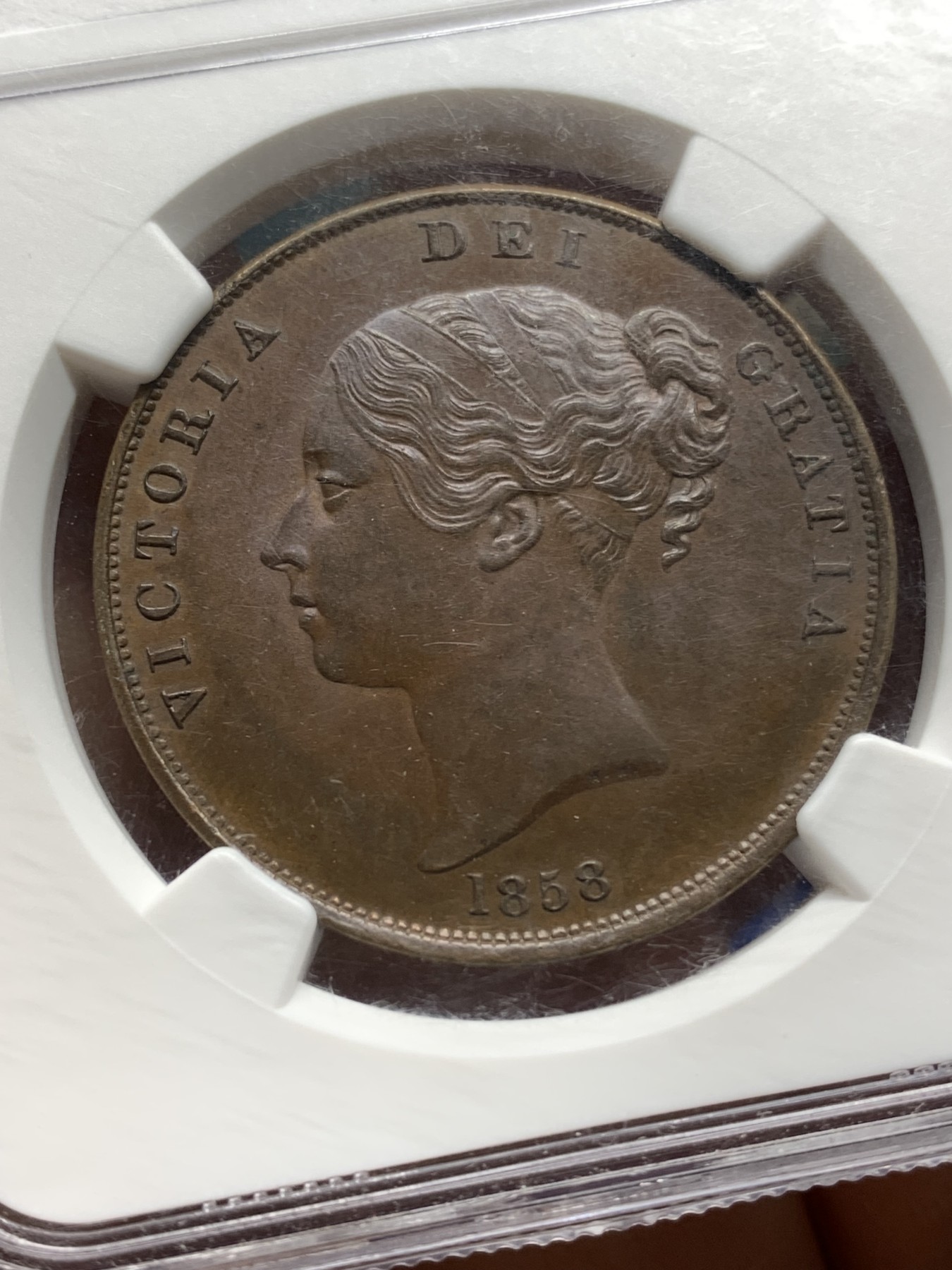 《竞宝斋》第225场-周日，周一，周二 3场 (全场包邮) NGC-MS63 英国 1858年 维多利亚1便士大铜币  巧克力包浆 状态舒服 盒子轻微模糊影响了视觉，实物不错