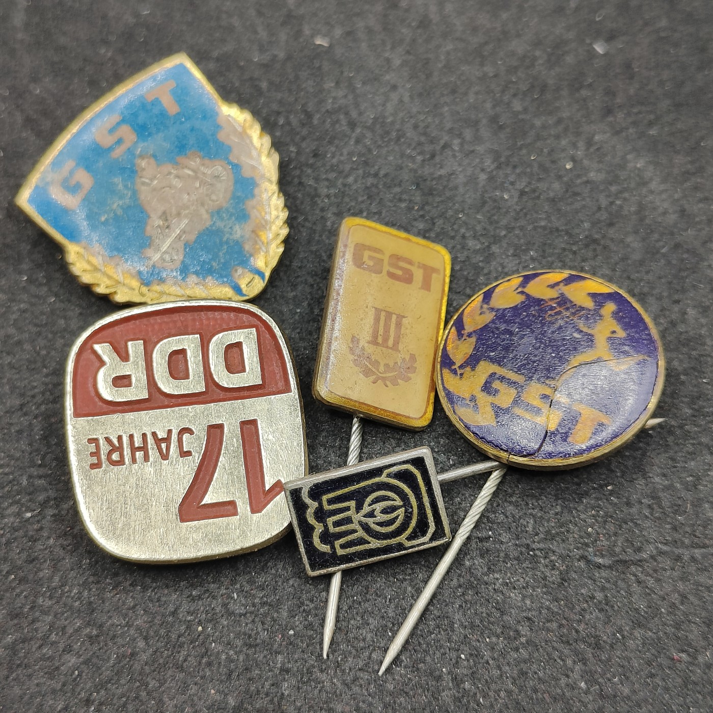 全场0元起拍 第118期 咸鱼国勋章拍卖专场 12月20日（周三）下午6：00开始 东德徽章一组