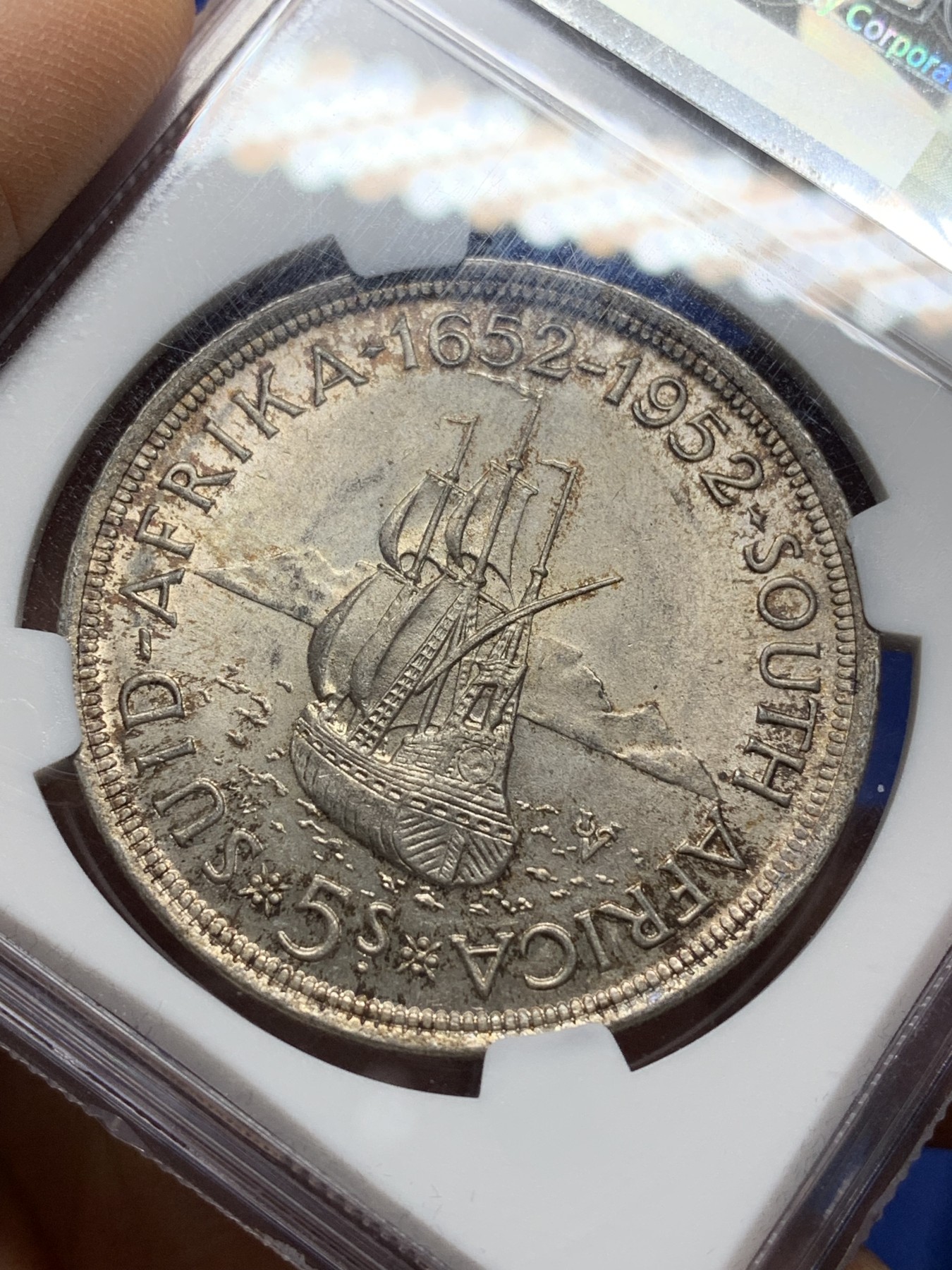 《竞宝斋》第225场-周日，周一，周二 3场 (全场包邮) NGC-MS63 南非1952年乔六开普敦创立纪念5先令大银，转光品相