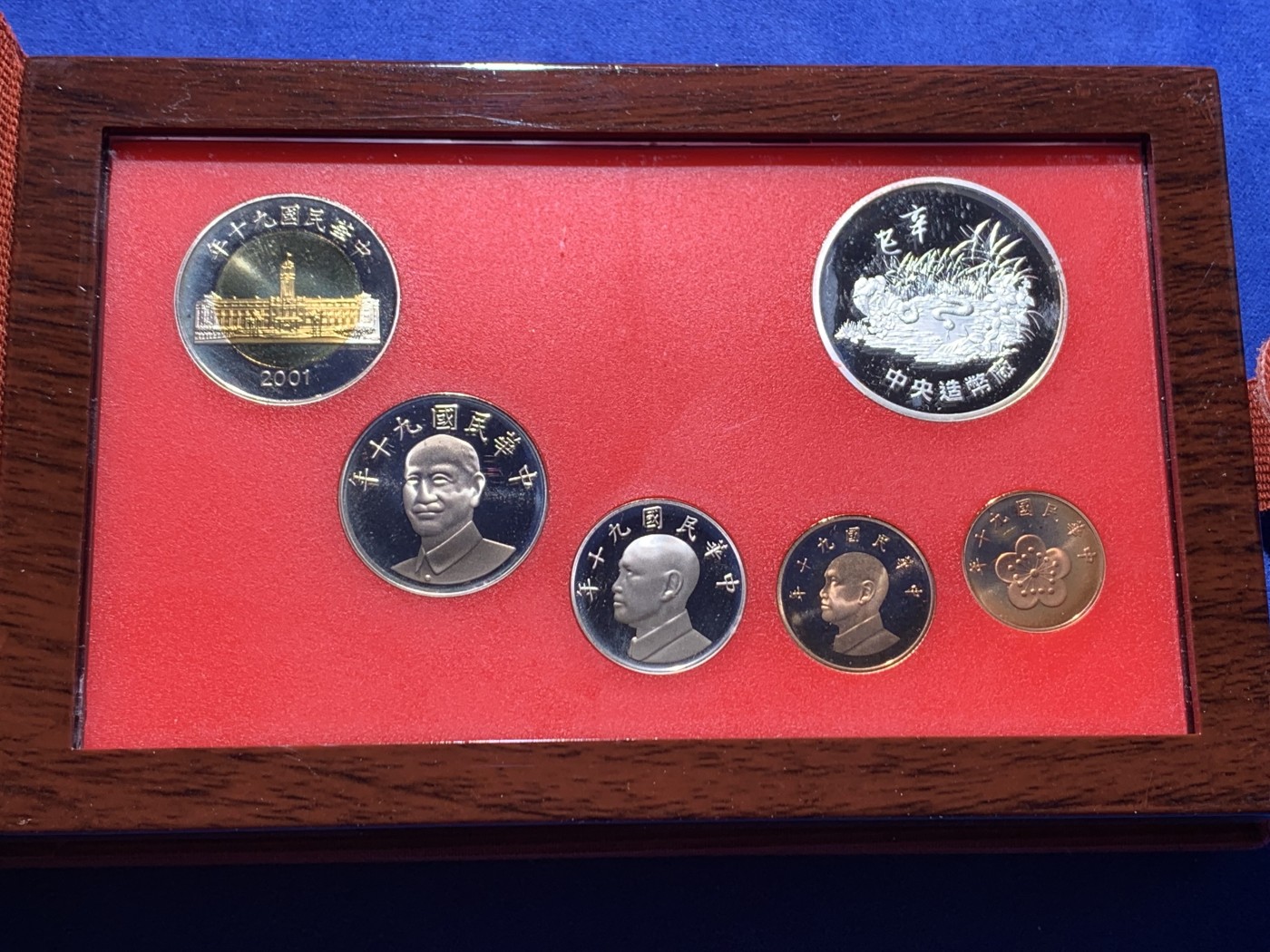 《竞宝斋》第225场-周日，周一，周二 3场 (全场包邮) 台湾民国九十年第一轮蛇年精致套币含二分之一盎司大银章 少见生肖 现在很难再运进来 市场价四百左右