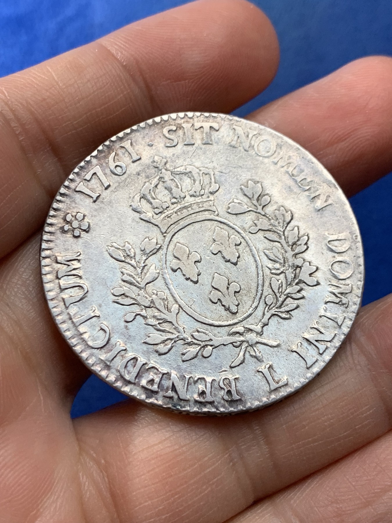 《竞宝斋》第225场-周日，周一，周二 3场 (全场包邮) 1761年法国路易十五埃居 中年头像，深打，仅人像面边缘有轻微减重痕，同版多是弱打+减重痕，此币状态难得