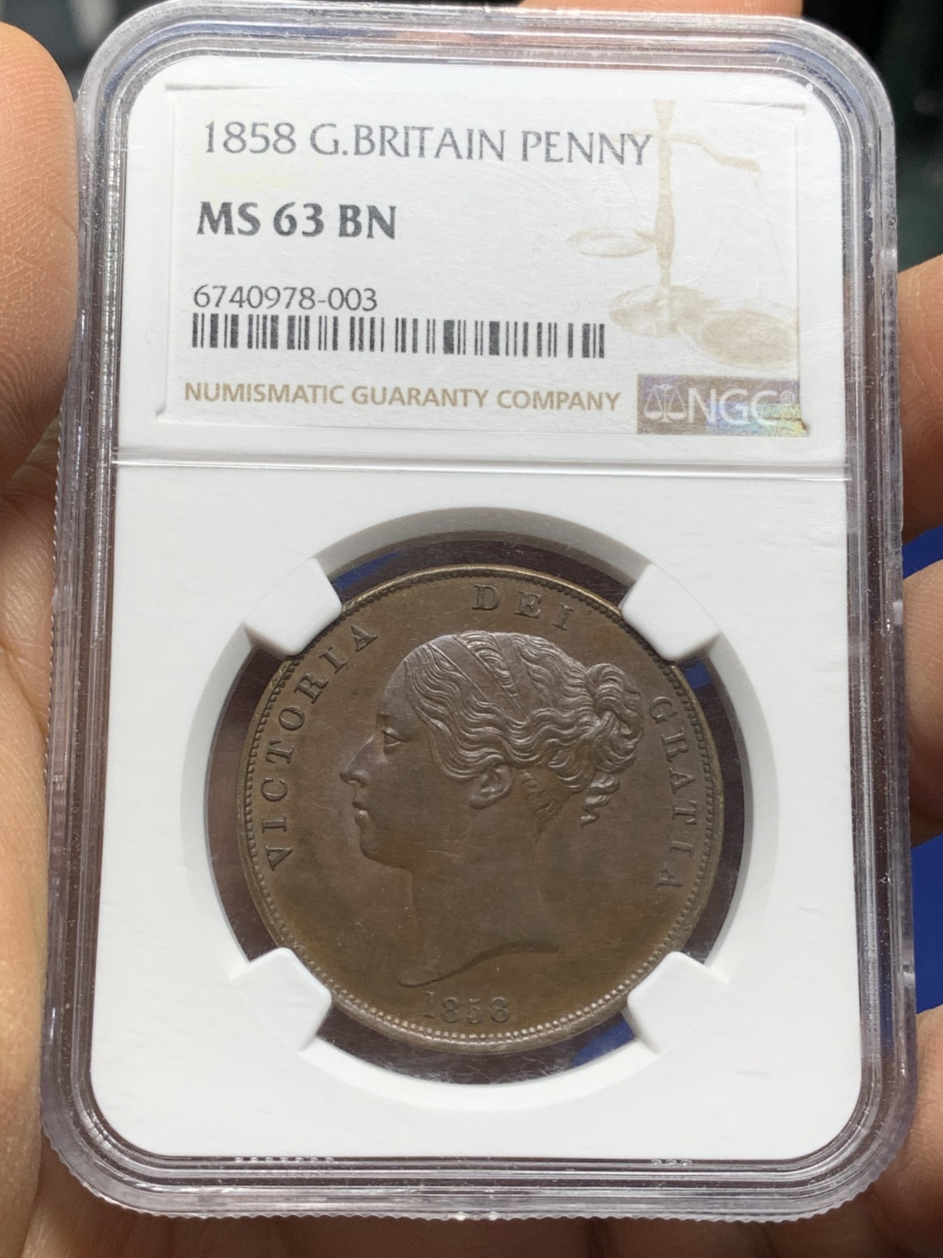 《竞宝斋》第225场-周日，周一，周二 3场 (全场包邮) NGC-MS63 英国 1858年 维多利亚1便士大铜币  巧克力包浆 状态舒服 盒子轻微模糊影响了视觉，实物不错