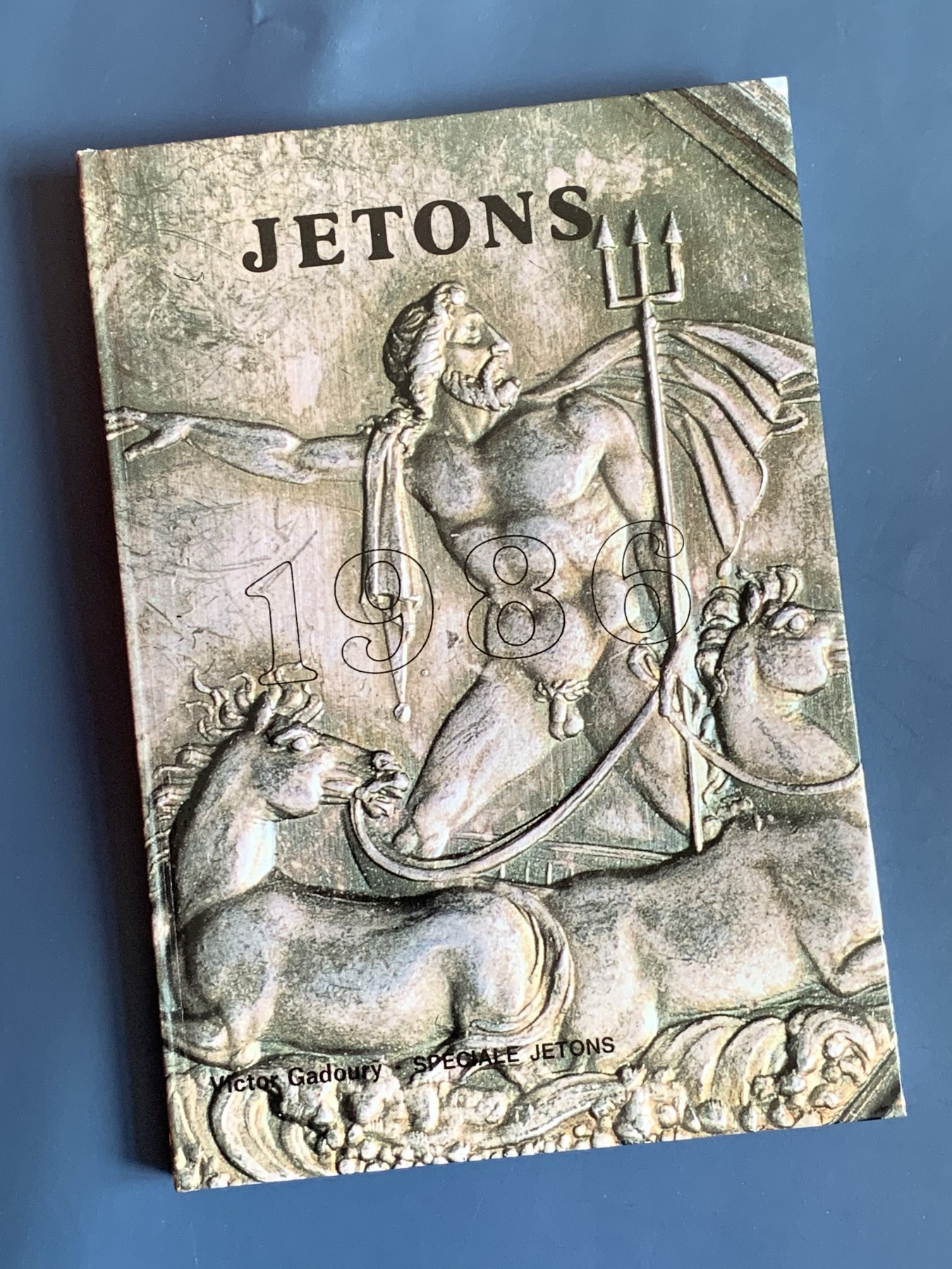 《竞宝斋》第225场-周日，周一，周二 3场 (全场包邮) （硬壳精装本）1986法国八角代币目录 详尽阐述特征与定价 绝版书籍非常有参考和收藏价值 未使用品