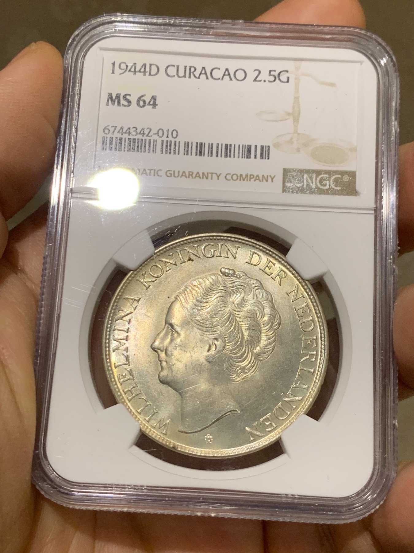 《竞宝斋》第225场-周日，周一，周二 3场 (全场包邮) NGC MS64 荷属库拉索1944年女王威廉明娜2.5盾银币，廉价64的近代品种不多了