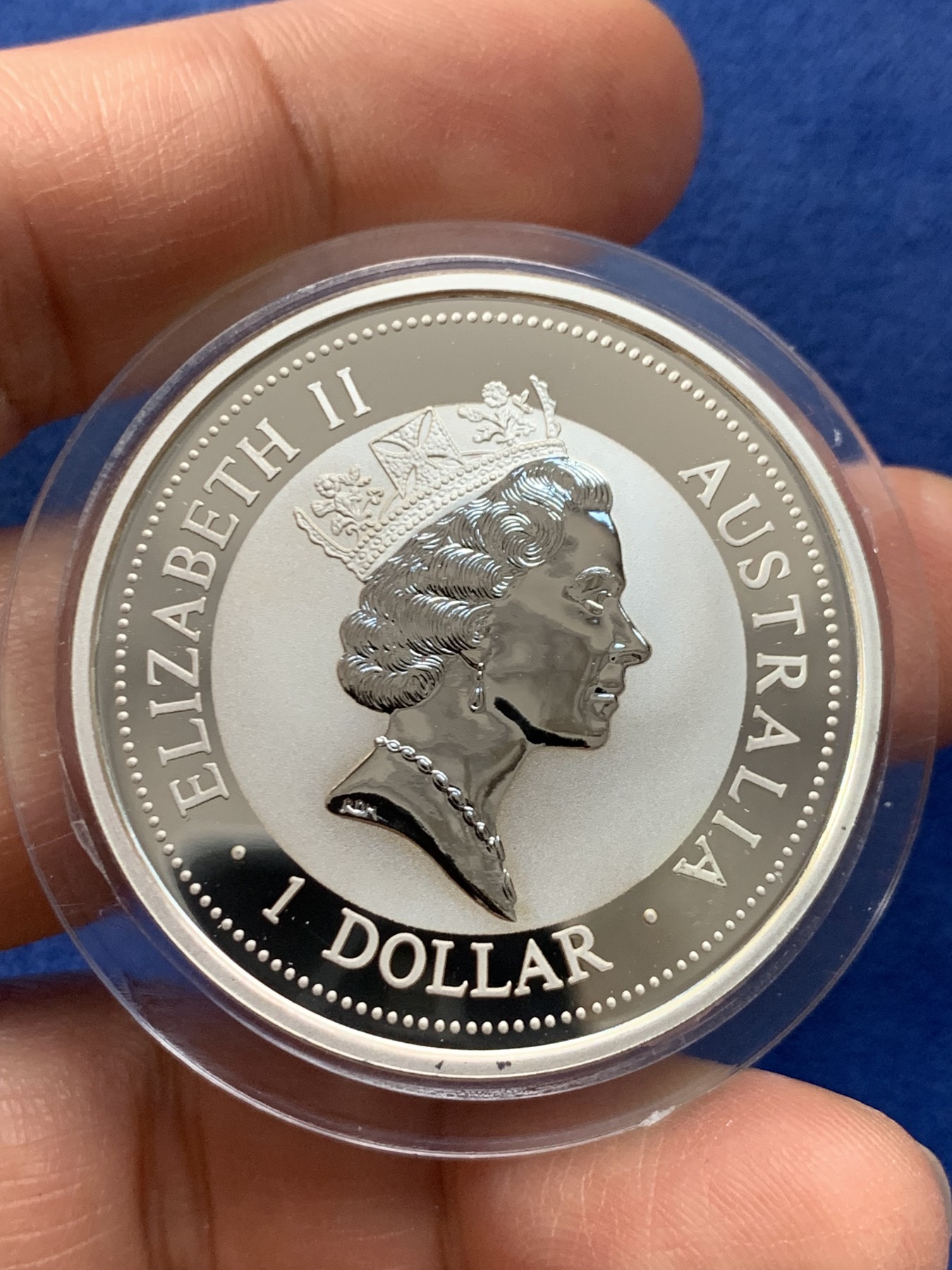 《竞宝斋》第225场-周日，周一，周二 3场 (全场包邮) 澳大利亚 1997年 笑翠鸟 熊猫镶嵌银币 含纯银1盎司999银，金猫重0.5克黄金，发行1.5万枚，为上海国际钱币展而发行 原盒带证书