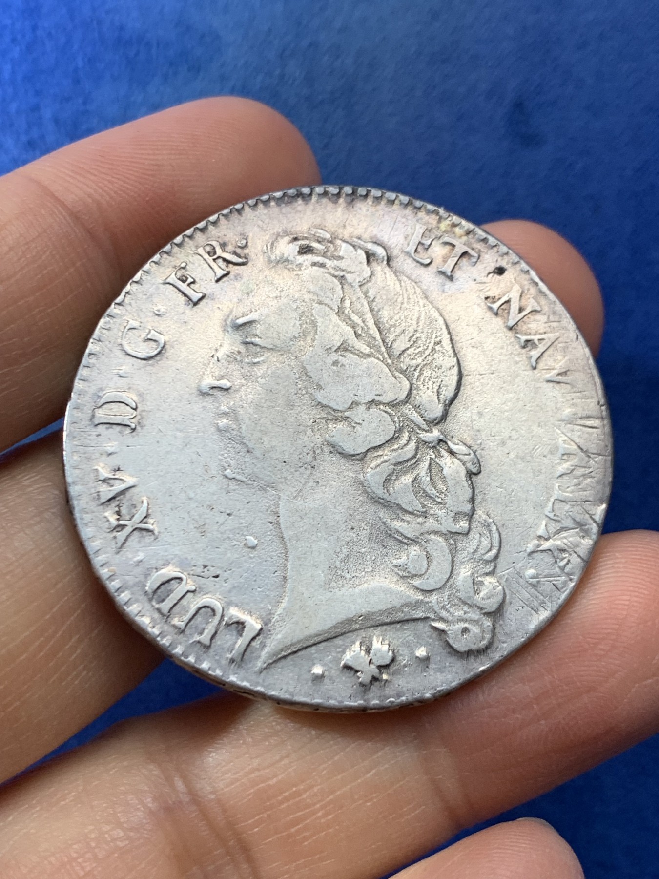 《竞宝斋》第225场-周日，周一，周二 3场 (全场包邮) 1761年法国路易十五埃居 中年头像，深打，仅人像面边缘有轻微减重痕，同版多是弱打+减重痕，此币状态难得