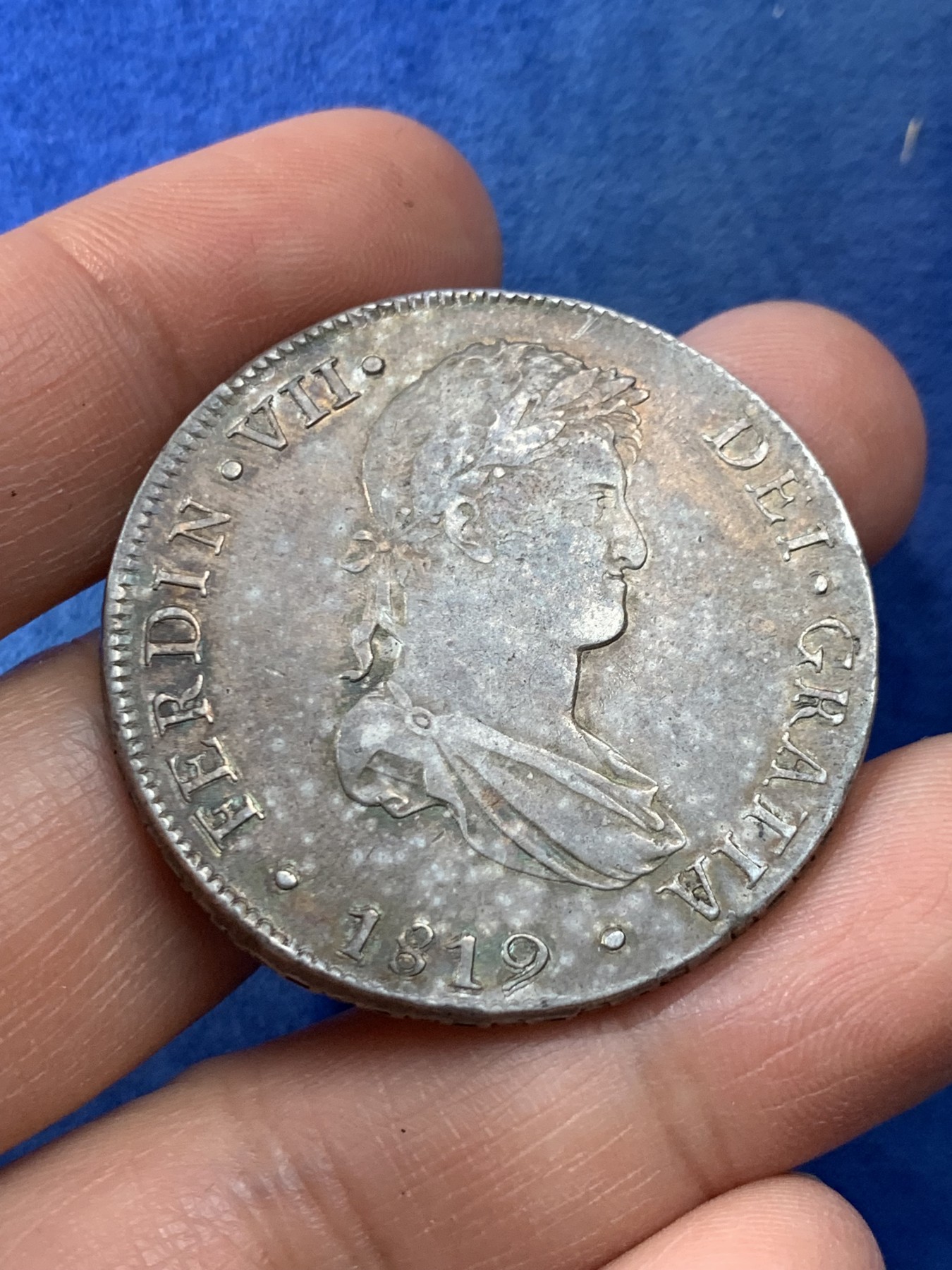 《竞宝斋》第225场-周日，周一，周二 3场 (全场包邮) 西属秘鲁1819年费七双柱大银币 原味深彩包浆 有一节边铭缺打