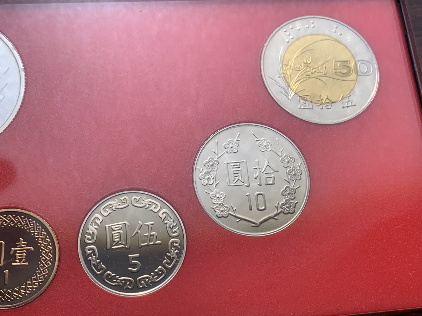 《竞宝斋》第225场-周日，周一，周二 3场 (全场包邮) 台湾民国九十年第一轮蛇年精致套币含二分之一盎司大银章 少见生肖 现在很难再运进来 市场价四百左右