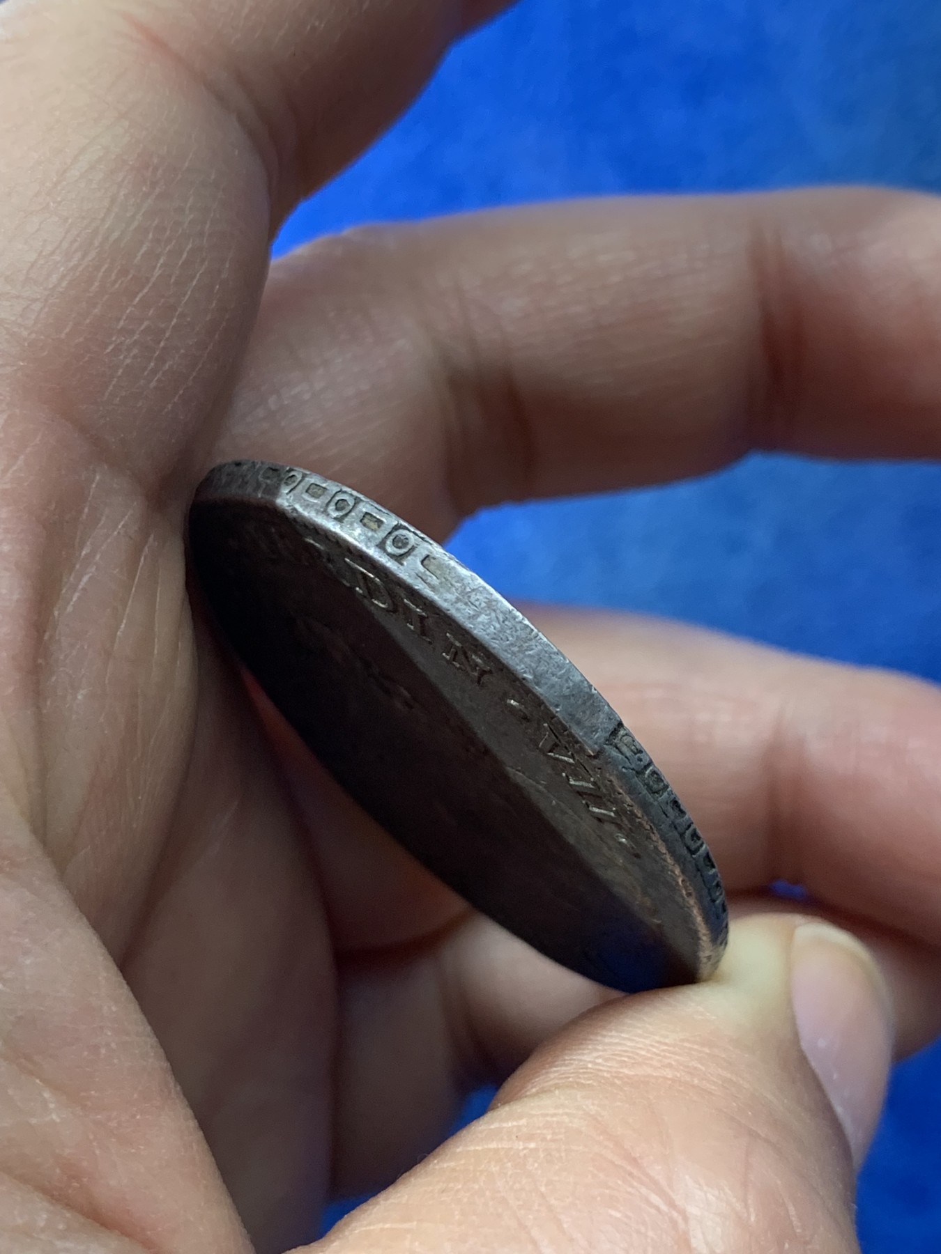 《竞宝斋》第225场-周日，周一，周二 3场 (全场包邮) 西属秘鲁1819年费七双柱大银币 原味深彩包浆 有一节边铭缺打