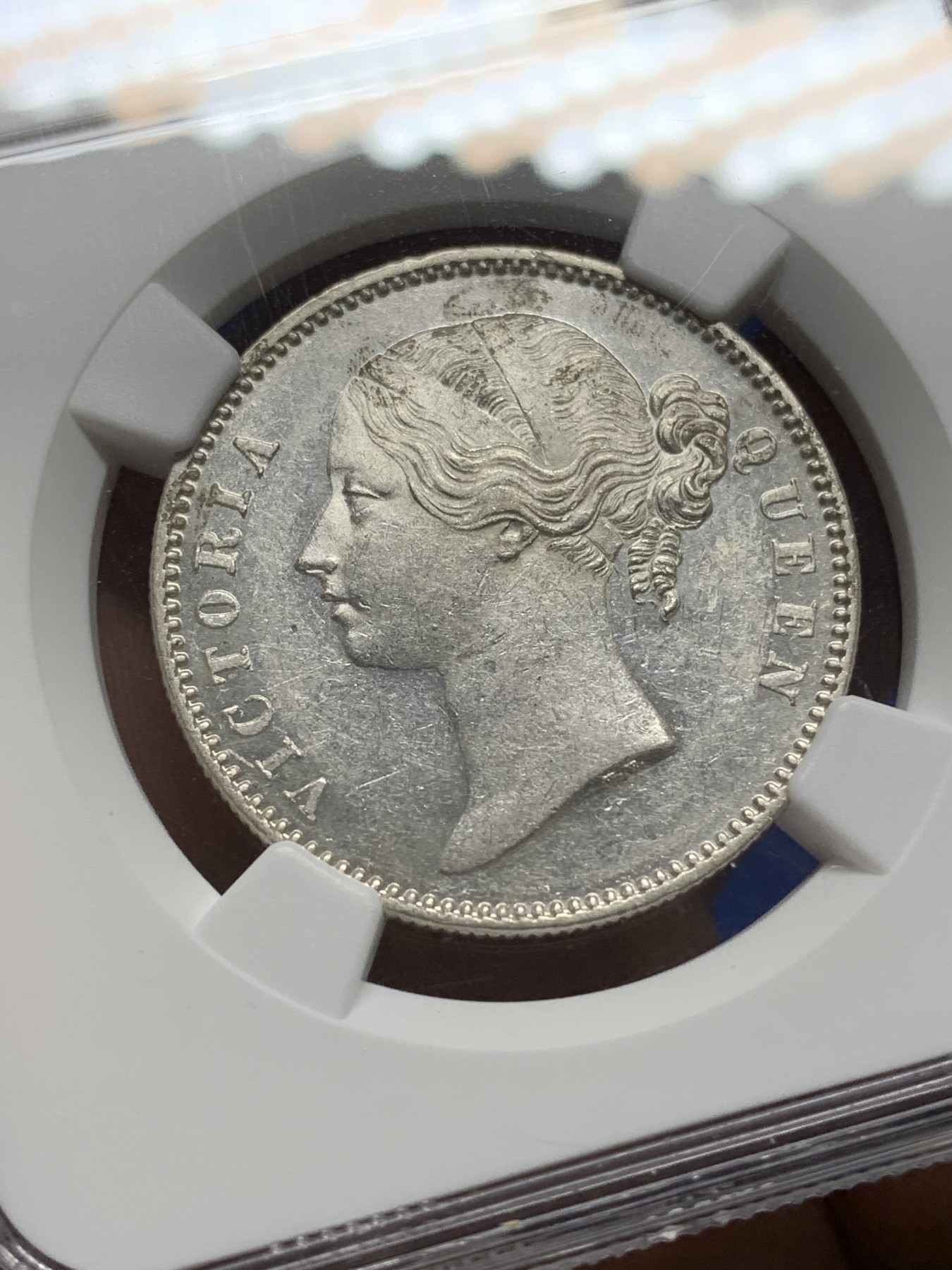 《竞宝斋》第225场-周日，周一，周二 3场 (全场包邮) NGC MS61 英属印度维多利亚1840年双辫版1卢比银币