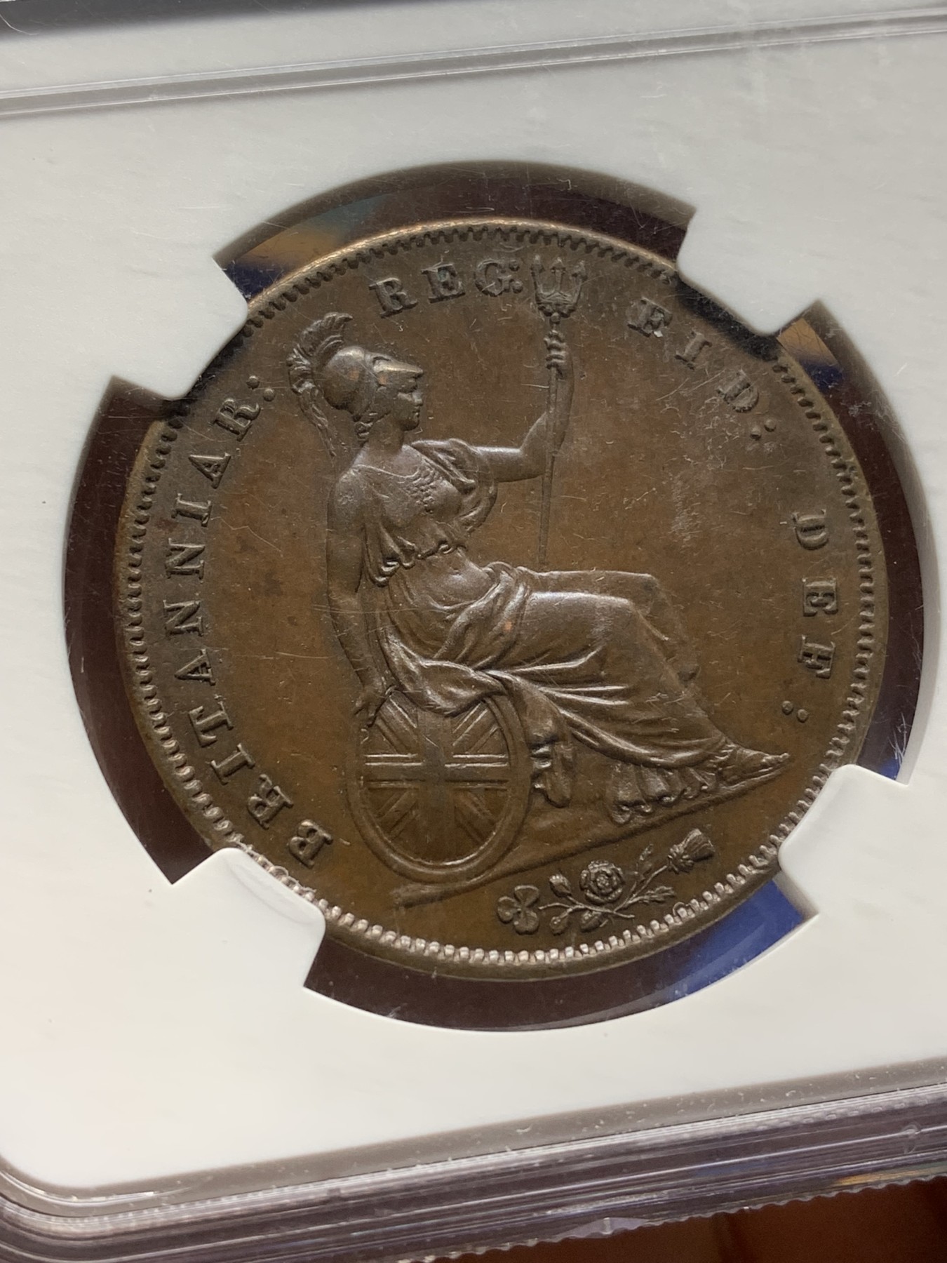 《竞宝斋》第225场-周日，周一，周二 3场 (全场包邮) NGC-MS63 英国 1858年 维多利亚1便士大铜币  巧克力包浆 状态舒服 盒子轻微模糊影响了视觉，实物不错