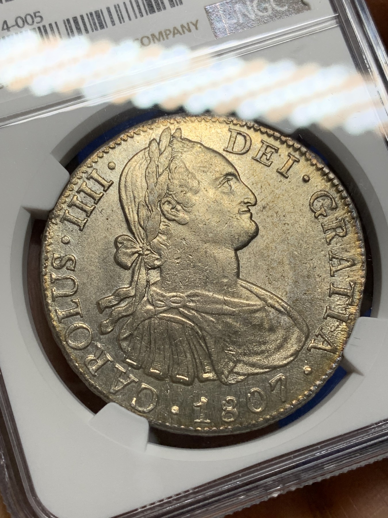 《竞宝斋》第225场-周日，周一，周二 3场 (全场包邮) NGC UNC西属墨西哥1807年MO TH卡洛斯四世双柱8R 未流通状态 带光冲击分数！