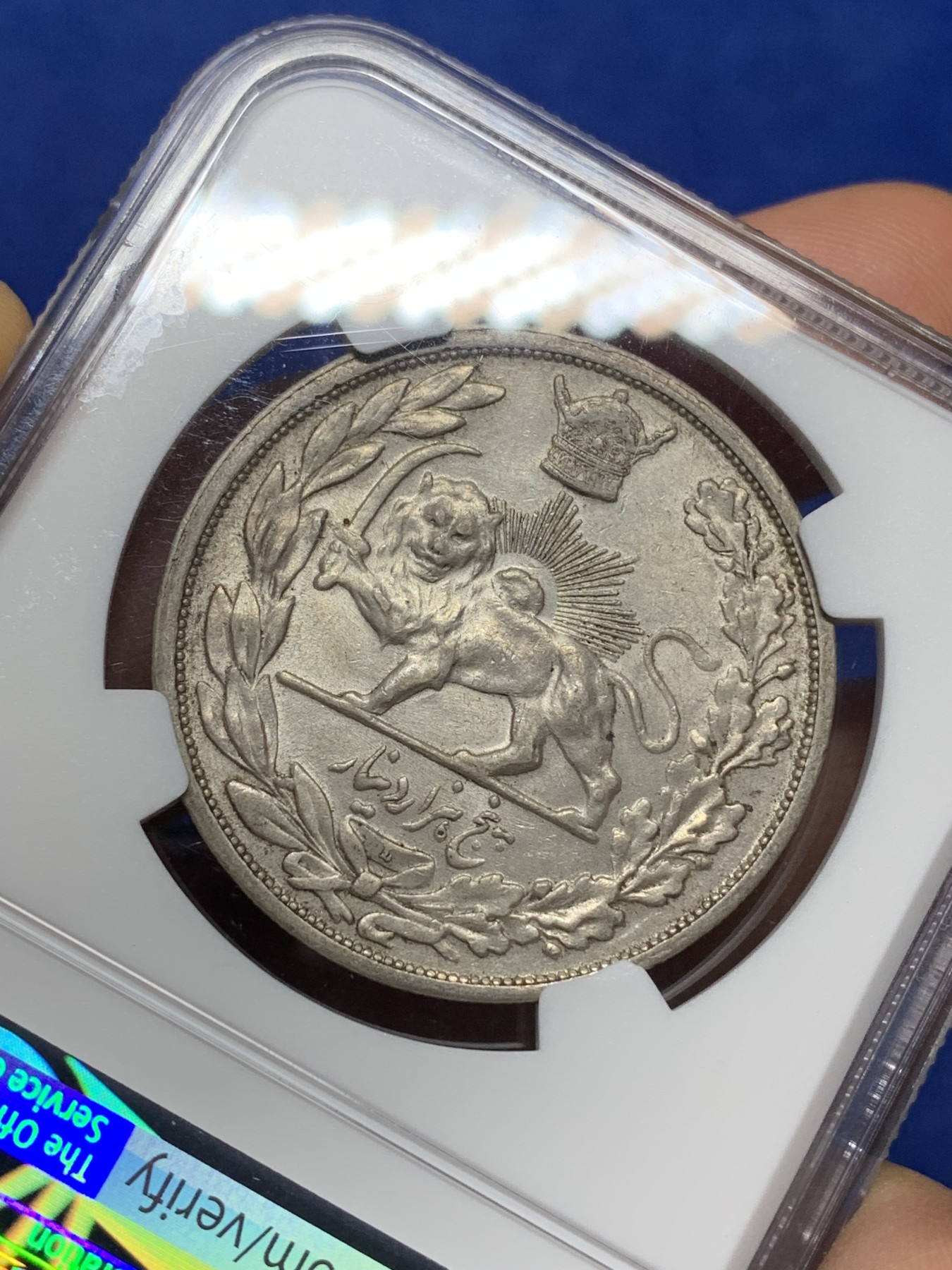 《竞宝斋》第225场-周日，周一，周二 3场 (全场包邮) NGC AU58 伊朗SH1306L(1927年)戎装礼萨汗巴列维5000D狮子拿刀大银，列宁格勒造币厂L标，整体包浆状态不错