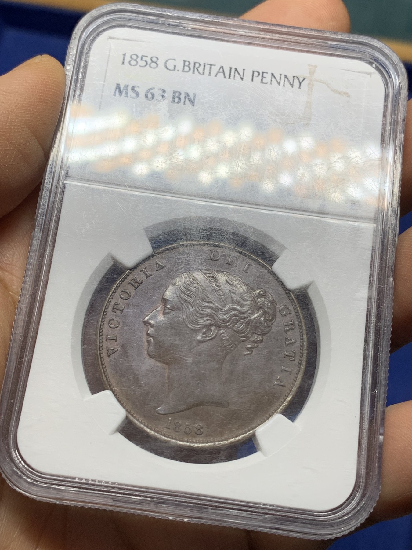 《竞宝斋》第225场-周日，周一，周二 3场 (全场包邮) NGC-MS63 英国 1858年 维多利亚1便士大铜币  巧克力包浆 状态舒服 盒子轻微模糊影响了视觉，实物不错