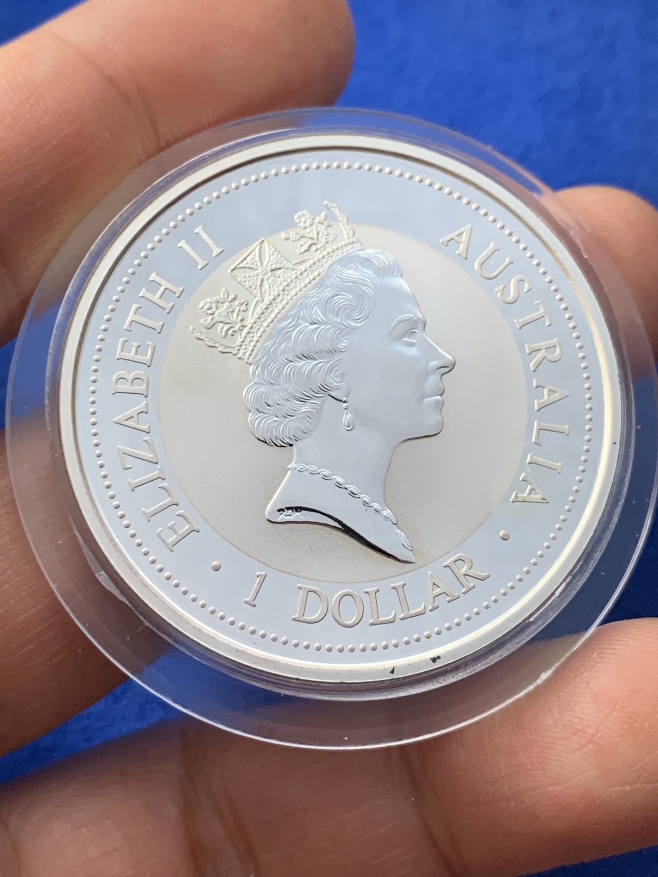 《竞宝斋》第225场-周日，周一，周二 3场 (全场包邮) 澳大利亚 1997年 笑翠鸟 熊猫镶嵌银币 含纯银1盎司999银，金猫重0.5克黄金，发行1.5万枚，为上海国际钱币展而发行 原盒带证书