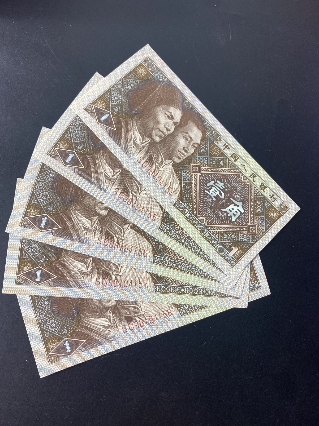 一线荧光币第345期拍场 8001SO正红背绿，稀少冠，仅此裸币5连，喜欢的一定不要错过，绝品无斑