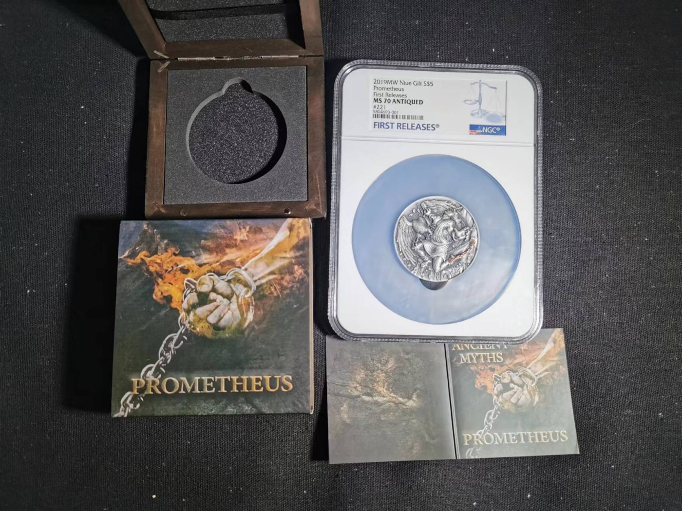 刘世昌艺术品销售中心～虎踞龙蟠*金杨在线联拍群第509期 纽埃2019年古代神话系列～普罗米修斯高浮雕仿古纪念银币【首期蓝标】（NGC MS70 ANT 串号：5804693-001）1枚，原盒证。