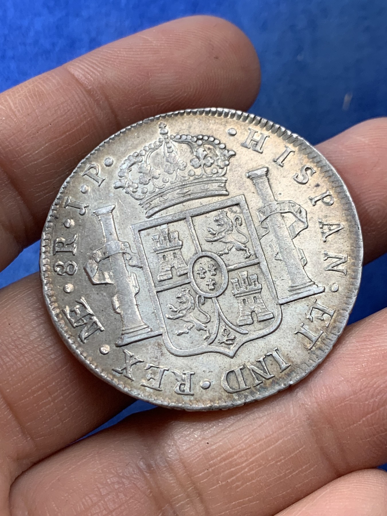 《竞宝斋》第225场-周日，周一，周二 3场 (全场包邮) 西属秘鲁1819年费七双柱大银币 原味深彩包浆 有一节边铭缺打